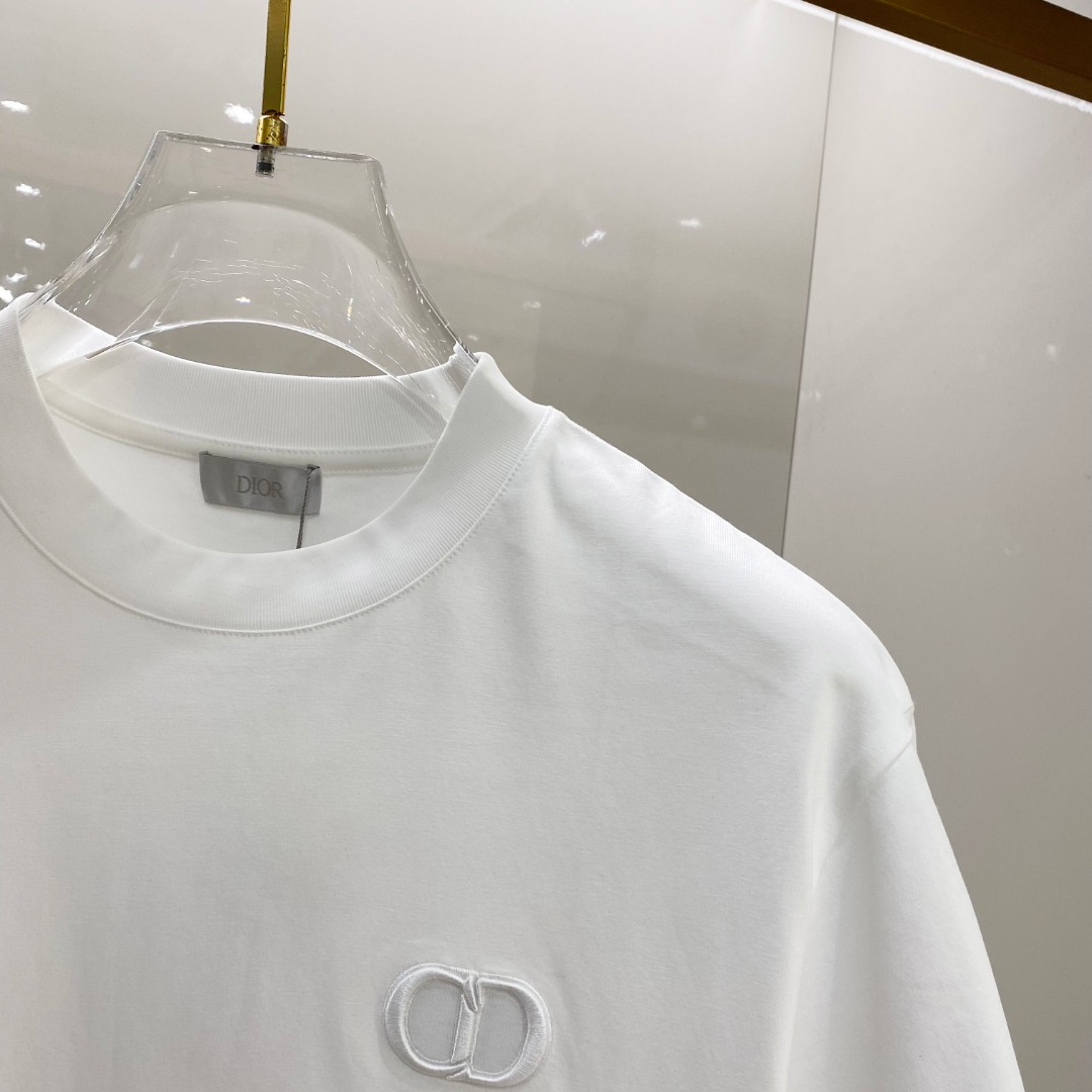  迪奥 2025早春 最新款短袖T恤，原标 定制面料，手感柔软，穿着舒适，做工精细.上身效果无敌帅气， 