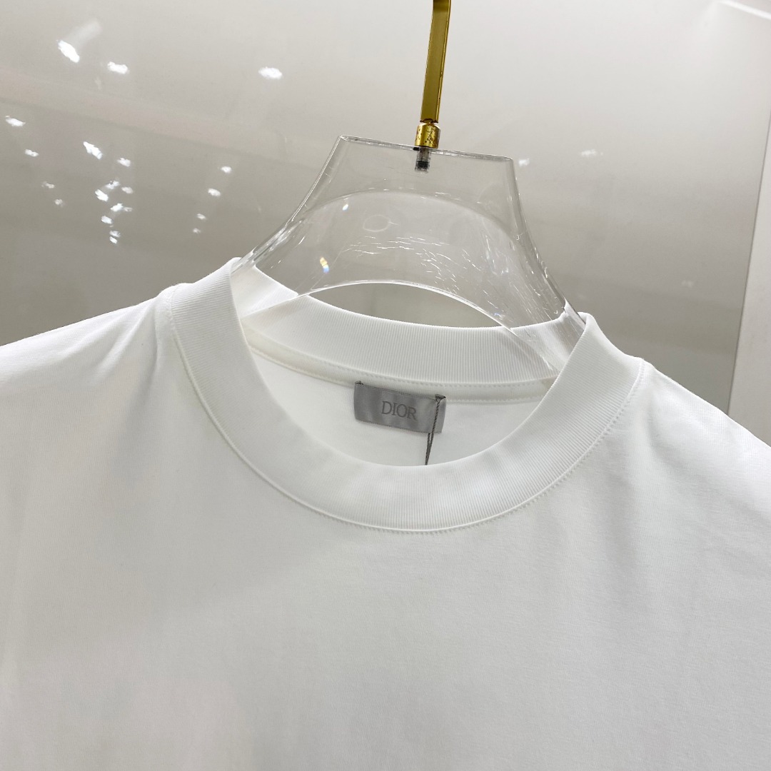  迪奥 2025早春 最新款短袖T恤，原标 定制面料，手感柔软，穿着舒适，做工精细.上身效果无敌帅气， 