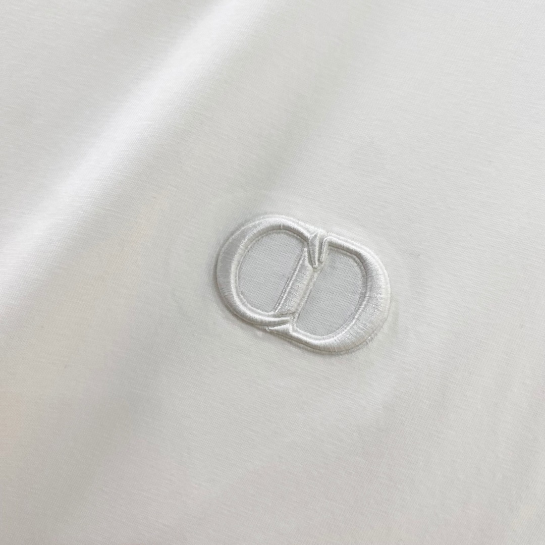  迪奥 2025早春 最新款短袖T恤，原标 定制面料，手感柔软，穿着舒适，做工精细.上身效果无敌帅气， 