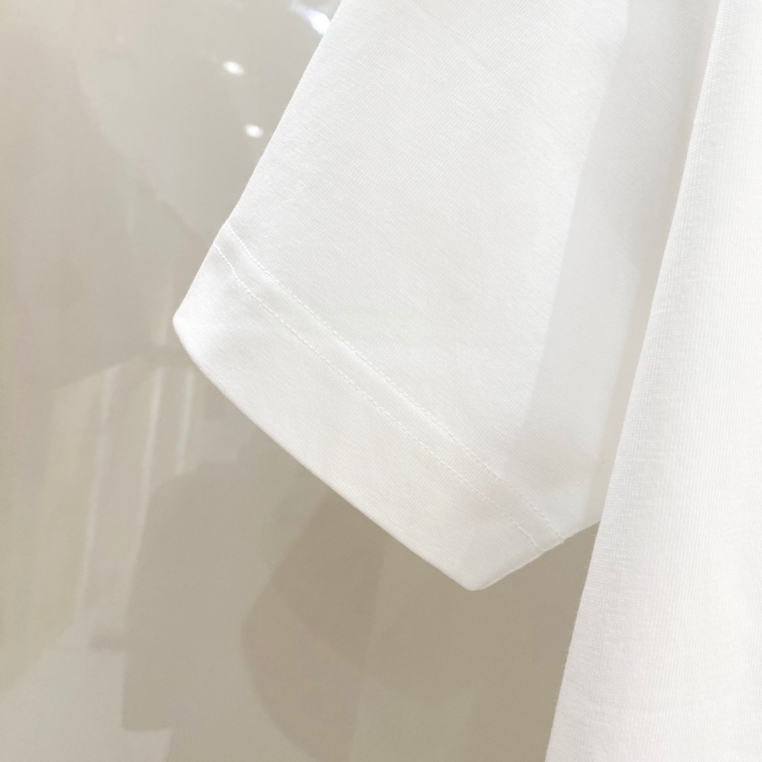  迪奥 2025早春 最新款短袖T恤，原标 定制面料，手感柔软，穿着舒适，做工精细.上身效果无敌帅气， 