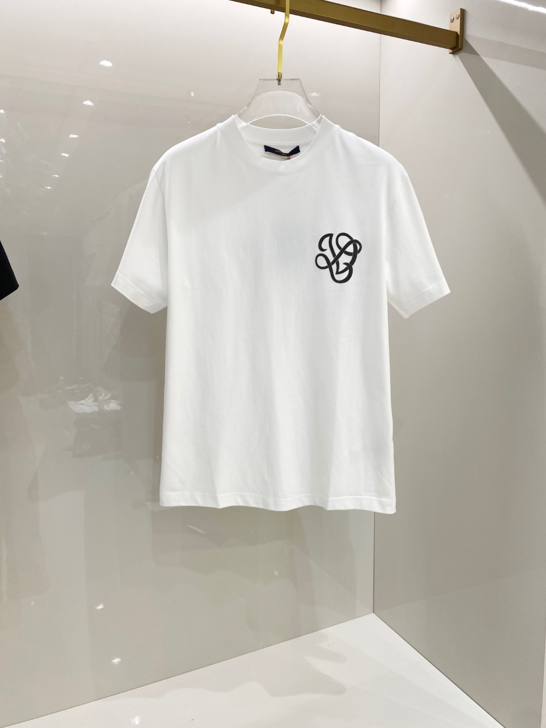 NO:513364,Luo Yiwei 2025 Early Spring Latest short-sleeved T-shirt, original logo, customized fabric, soft feel, comfortable to wear, fine workmanship. The upper body effect is invincible and handsome, size S-2xl,,loewe,T-shirt,tees,t-shirt,alexander wang19860909罗意威 2025早春 最新款短袖T恤,原标 定制面料,手感柔软,穿着舒适,做工精细.上身效果无敌帅气, 码数 S-2xl,,loewe,T-shirt,tees，t-shirt,alexander wang,Men's clothing
