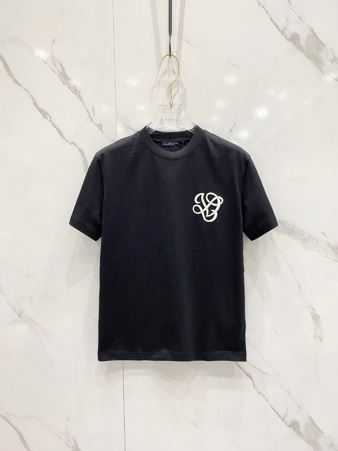 NO:117754,LV 2025 early spring new men and women's short-sleeved T-shirt,!  Customized exclusive pure cotton fabric, customized original craft threads, and chest heavy-work letter logo craft design!  Simple and generous, calm and versatile, extremely high-end, perfectly integrated with fashion and style, a top fashionable style that perfectly suits the outside wear!  The overall feeling is natural!  The ultimate classic versatile short-sleeved T-shirt is designed with the latest three-dimensional letter logo pattern elements!  The ultimate perfection of heavy industry!  Fans who pursue high quality are please buy them by themselves, and all fans who know the goods are invited to appreciate this model together!  !  Size S-2XL S S S Shoulder Width 46 Bust 102 Clothes 66 Sleeve length 22 M Sleeve width 47 Bust 106 Clothes 67 Sleeve length 23 L Sleeve width 48 Bust 110 Clothes 68 Sleeve length 24 XL Sleeve width 49 Bust 114 Clothes 69 Sleeve length 25 2XL Sleeve width 50 Bust 116 Clothes 70 Sleeve length 26,,louis vuitton,T-shirt,tees,t-shirt,alexander wang19860909LV 2025早春新款男女同款短袖T恤,！定制专属纯棉面料,定制原版工艺螺纹,胸前重工字母logo工艺设计！简约大方,从容百搭,档次极高,完美融入时尚还有风情感一款完美符合外穿的顶尖时髦气质款！整体给人浑然天成的感觉！极致经典的百搭型短袖T恤,采用最新的立体字母logo图案元素设计！极致的重工极致的完美！追求高品质的粉丝们请自行抢购,诚邀所有识货的粉丝一同鉴赏此款！！ 尺码S-2XL S码肩宽46 胸围102 衣长66 袖长22 M码肩宽47 胸围106 衣长67 袖长23 L码肩宽48 胸围110 衣长68 袖长24 XL码肩宽49 胸围114 衣长69 袖长25 2XL码肩宽50 胸围116 衣长70 袖长26,,louis vuitton,T-shirt,tees，t-shirt,alexander wang,Men's clothing