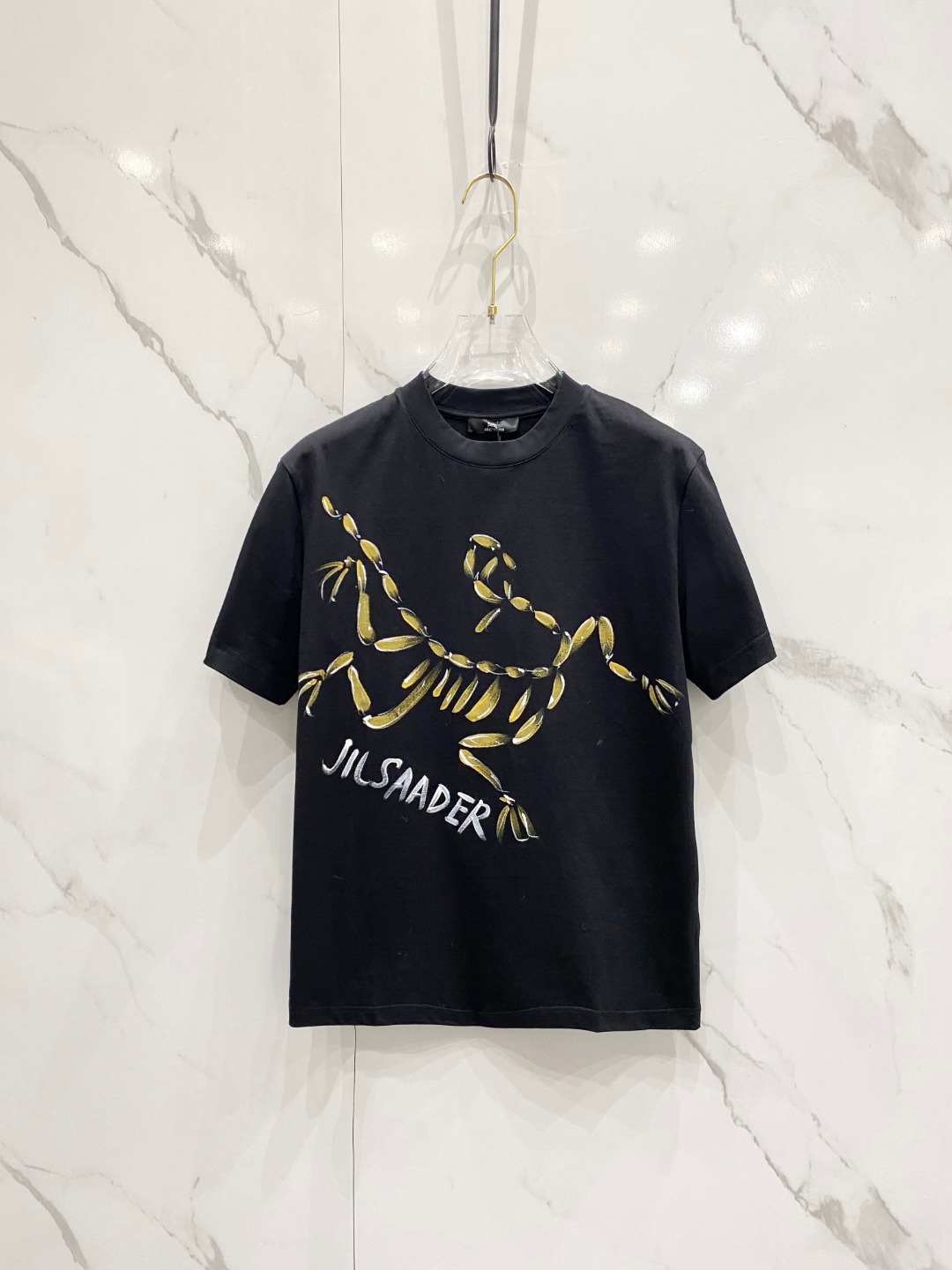 NO:117758,Archaeoptera bird 2025ss Spring and Summer New Cotton Round Neck Short Sleeve T-shirt Hand-painted Graffiti craftsmanship Top mercerized cotton fabric customization Standard style Black White Two colors Men and women Same model S M L XL XXL,arc'teryx,T-shirt,tees,t-shirt,alexander wang19860909始祖鸟 2025ss春夏新款棉质圆领短袖T恤 胸前手绘涂鸦工艺 顶级丝光棉面料定制 标准版型 黑 白 两色 男女同款 码数S M L XL XXL,arc'teryx,T-shirt,tees，t-shirt,alexander wang,Men's clothing