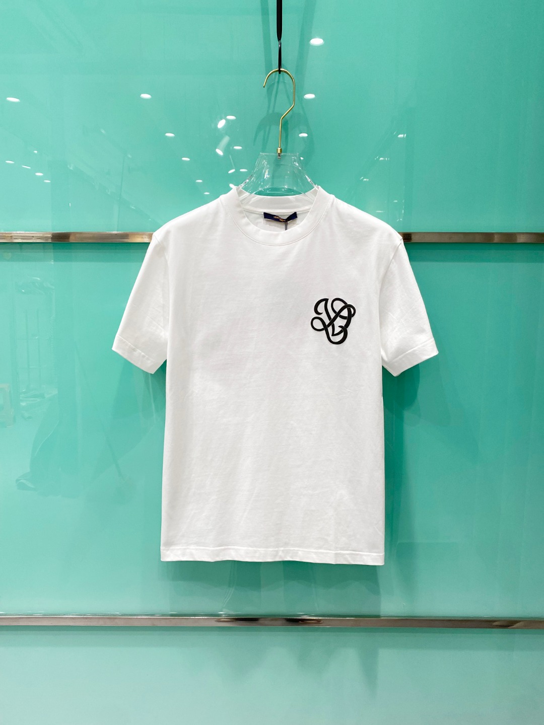 NO:486952,LV 2025 early spring new men and women's short-sleeved T-shirt,!  Customized exclusive pure cotton fabric, customized original craft threads, and chest heavy-work letter logo craft design!  Simple and generous, calm and versatile, extremely high-end, perfectly integrated with fashion and style, a top fashionable style that perfectly suits the outside wear!  The overall feeling is natural!  The ultimate classic versatile short-sleeved T-shirt is designed with the latest three-dimensional letter logo pattern elements!  The ultimate perfection of heavy industry!  Fans who pursue high quality are please buy them by themselves, and all fans who know the goods are invited to appreciate this model together!  !  Size S-2XL S S S Shoulder Width 46 Bust 102 Clothes 66 Sleeve length 22 M Sleeve width 47 Bust 106 Clothes 67 Sleeve length 23 L Sleeve width 48 Bust 110 Clothes 68 Sleeve length 24 XL Sleeve width 49 Bust 114 Clothes 69 Sleeve length 25 2XL Sleeve width 50 Bust 116 Clothes 70 Sleeve length 26,,louis vuitton,T-shirt,tees,t-shirt,alexander wang19860909LV 2025早春新款男女同款短袖T恤,！定制专属纯棉面料,定制原版工艺螺纹,胸前重工字母logo工艺设计！简约大方,从容百搭,档次极高,完美融入时尚还有风情感一款完美符合外穿的顶尖时髦气质款！整体给人浑然天成的感觉！极致经典的百搭型短袖T恤,采用最新的立体字母logo图案元素设计！极致的重工极致的完美！追求高品质的粉丝们请自行抢购,诚邀所有识货的粉丝一同鉴赏此款！！ 尺码S-2XL S码肩宽46 胸围102 衣长66 袖长22 M码肩宽47 胸围106 衣长67 袖长23 L码肩宽48 胸围110 衣长68 袖长24 XL码肩宽49 胸围114 衣长69 袖长25 2XL码肩宽50 胸围116 衣长70 袖长26,,louis vuitton,T-shirt,tees，t-shirt,alexander wang,Men's clothing