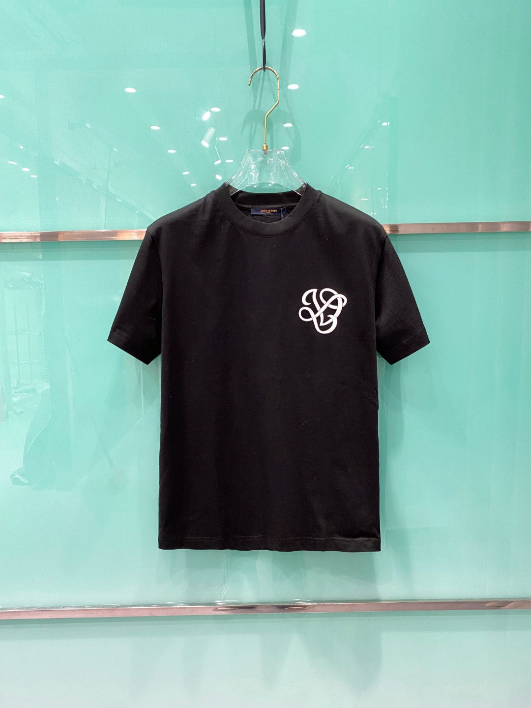 NO:485521,LV 2025 early spring new men and women's short-sleeved T-shirt,!  Customized exclusive pure cotton fabric, customized original craft threads, and chest heavy-work letter logo craft design!  Simple and generous, calm and versatile, extremely high-end, perfectly integrated with fashion and style, a top fashionable style that perfectly suits the outside wear!  The overall feeling is natural!  The ultimate classic versatile short-sleeved T-shirt is designed with the latest three-dimensional letter logo pattern elements!  The ultimate perfection of heavy industry!  Fans who pursue high quality are please buy them by themselves, and all fans who know the goods are invited to appreciate this model together!  !  Size S-2XL S S S Shoulder Width 46 Bust 102 Clothes 66 Sleeve length 22 M Sleeve width 47 Bust 106 Clothes 67 Sleeve length 23 L Sleeve width 48 Bust 110 Clothes 68 Sleeve length 24 XL Sleeve width 49 Bust 114 Clothes 69 Sleeve length 25 2XL Sleeve width 50 Bust 116 Clothes 70 Sleeve length 26,,louis vuitton,T-shirt,tees,t-shirt,alexander wang19860909LV 2025早春新款男女同款短袖T恤,！定制专属纯棉面料,定制原版工艺螺纹,胸前重工字母logo工艺设计！简约大方,从容百搭,档次极高,完美融入时尚还有风情感一款完美符合外穿的顶尖时髦气质款！整体给人浑然天成的感觉！极致经典的百搭型短袖T恤,采用最新的立体字母logo图案元素设计！极致的重工极致的完美！追求高品质的粉丝们请自行抢购,诚邀所有识货的粉丝一同鉴赏此款！！ 尺码S-2XL S码肩宽46 胸围102 衣长66 袖长22 M码肩宽47 胸围106 衣长67 袖长23 L码肩宽48 胸围110 衣长68 袖长24 XL码肩宽49 胸围114 衣长69 袖长25 2XL码肩宽50 胸围116 衣长70 袖长26,,louis vuitton,T-shirt,tees，t-shirt,alexander wang,Men's clothing