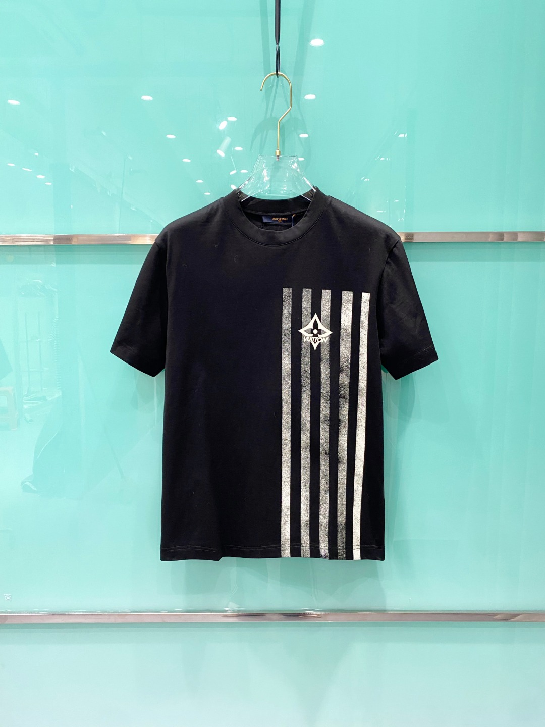 NO:485526,LV 2025 early spring new short-sleeved T-shirt for men and women, and the counter is available at the same time!  Customized exclusive pure cotton fabric, customized original craft threads, and chest heavy-work letter logo craft design!  Simple and generous, calm and versatile, extremely high-end, perfectly integrated with fashion and style, a top fashionable style that perfectly suits the outside wear!  The overall feeling is natural!  The ultimate classic versatile short-sleeved T-shirt is designed with the latest three-dimensional letter logo pattern elements!  The ultimate perfection of heavy industry!  Fans who pursue high quality are please buy them by themselves, and all fans who know the goods are invited to appreciate this model together!  !  Size S-2XL S S S Shoulder Width 46 Bust 102 Clothes 66 Sleeve length 22 M Sleeve width 47 Bust 106 Clothes 67 Sleeve length 23 L Sleeve width 48 Bust 110 Clothes 68 Sleeve length 24 XL Sleeve width 49 Bust 114 Clothes 69 Sleeve length 25 2XL Sleeve width 50 Bust 116 Clothes 70 Sleeve length 26,,louis vuitton,T-shirt,tees,t-shirt,alexander wang19860909LV 2025早春新款男女同款短袖T恤,专柜同步发售！定制专属纯棉面料,定制原版工艺螺纹,胸前重工字母logo工艺设计！简约大方,从容百搭,档次极高,完美融入时尚还有风情感一款完美符合外穿的顶尖时髦气质款！整体给人浑然天成的感觉！极致经典的百搭型短袖T恤,采用最新的立体字母logo图案元素设计！极致的重工极致的完美！追求高品质的粉丝们请自行抢购,诚邀所有识货的粉丝一同鉴赏此款！！ 尺码S-2XL S码肩宽46 胸围102 衣长66 袖长22 M码肩宽47 胸围106 衣长67 袖长23 L码肩宽48 胸围110 衣长68 袖长24 XL码肩宽49 胸围114 衣长69 袖长25 2XL码肩宽50 胸围116 衣长70 袖长26,,louis vuitton,T-shirt,tees，t-shirt,alexander wang,Men's clothing