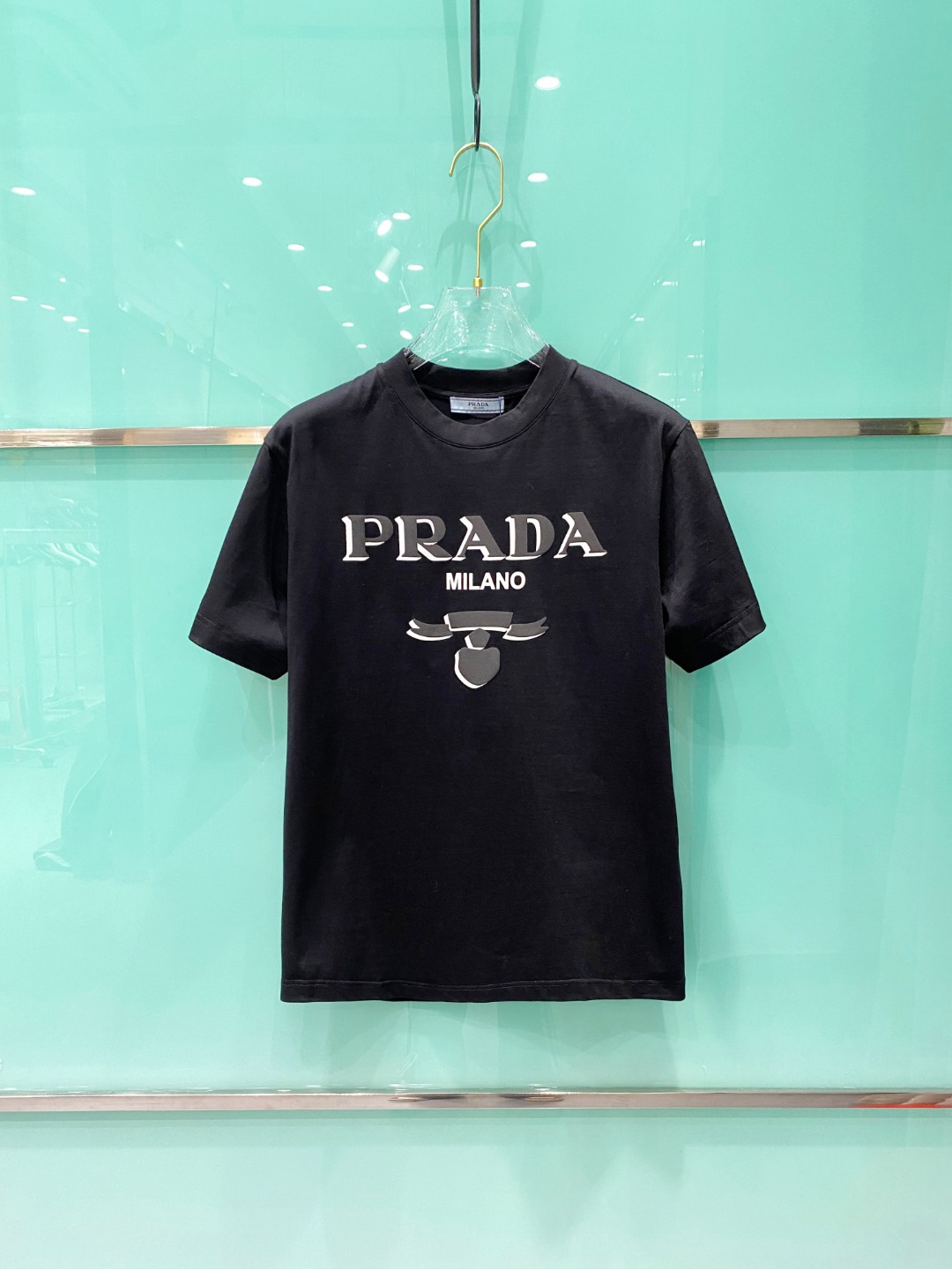 NO:485552,Prada 2025 Early Spring Latest Short-sleeved T-shirt, original logo Customized fabric, soft feel, comfortable to wear, fine workmanship. The upper body effect is invincible and handsome, size S-2xl,,prada,T-shirt,tees,t-shirt,alexander wang19860909普拉达 2025早春 最新款短袖T恤,原标 定制面料,手感柔软,穿着舒适,做工精细.上身效果无敌帅气, 码数 S-2xl,,prada,T-shirt,tees，t-shirt,alexander wang,Men's clothing