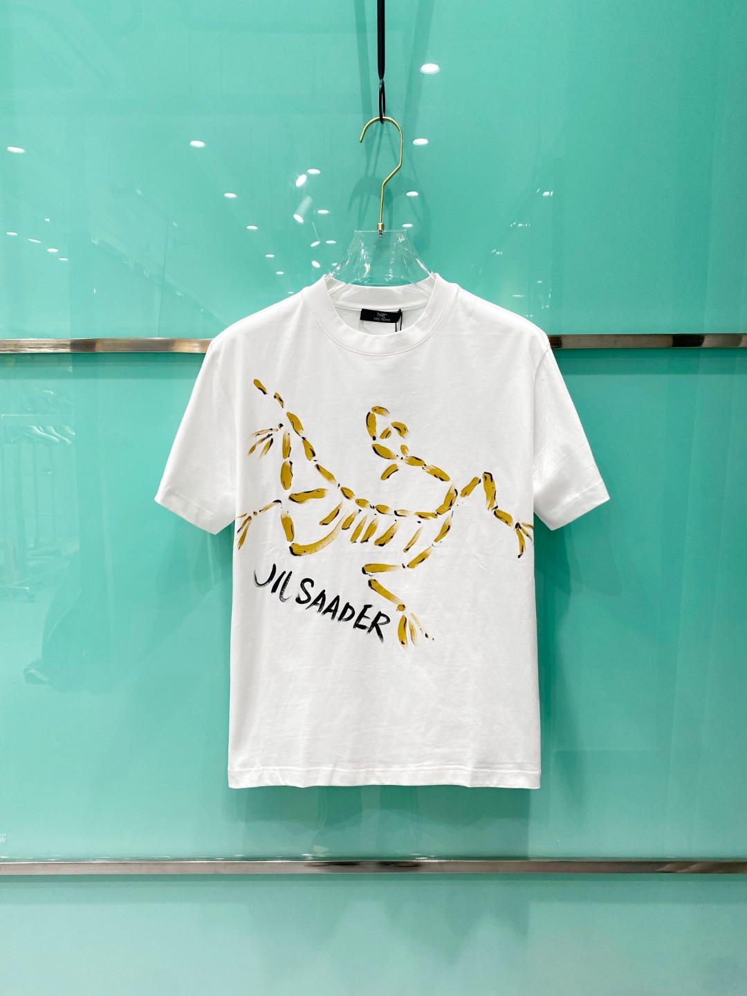 NO:485515,Archaeoptera bird 2025ss Spring and Summer New Cotton Round Neck Short Sleeve T-shirt Hand-painted Graffiti craftsmanship Top mercerized cotton fabric customization Standard style Black White Two colors Men and women Same model S M L XL XXL,arc'teryx,T-shirt,tees,t-shirt,alexander wang19860909始祖鸟 2025ss春夏新款棉质圆领短袖T恤 胸前手绘涂鸦工艺 顶级丝光棉面料定制 标准版型 黑 白 两色 男女同款 码数S M L XL XXL,arc'teryx,T-shirt,tees，t-shirt,alexander wang,Men's clothing