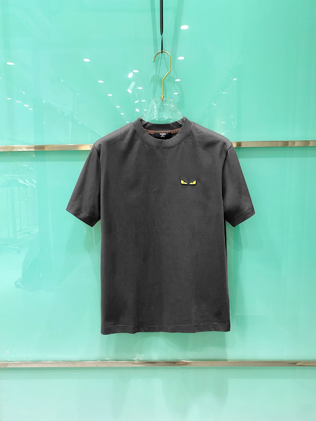 NO:121137,Fend* 2025ss Spring and Summer New Cotton Round Neck Short Sleeve T-shirt with Chest and Small Monster Eye Logo Top-grade Mercerized Cotton Fabric Customization Standard Style Black White Gray Blue Four Colors Men and Women Same Model Number S M L XL XXL,,fendi, T-shirt,tees, t-shirt,alexander wang19860909Fend* 2025ss春夏新款棉质圆领短袖T恤 胸小怪兽眼睛标识 顶级丝光棉面料定制 标准版型 黑 白 灰 蓝 四色 男女同款 码数S M L XL XXL,,fendi,T-shirt,tees，t-shirt,alexander wang,Men's clothing