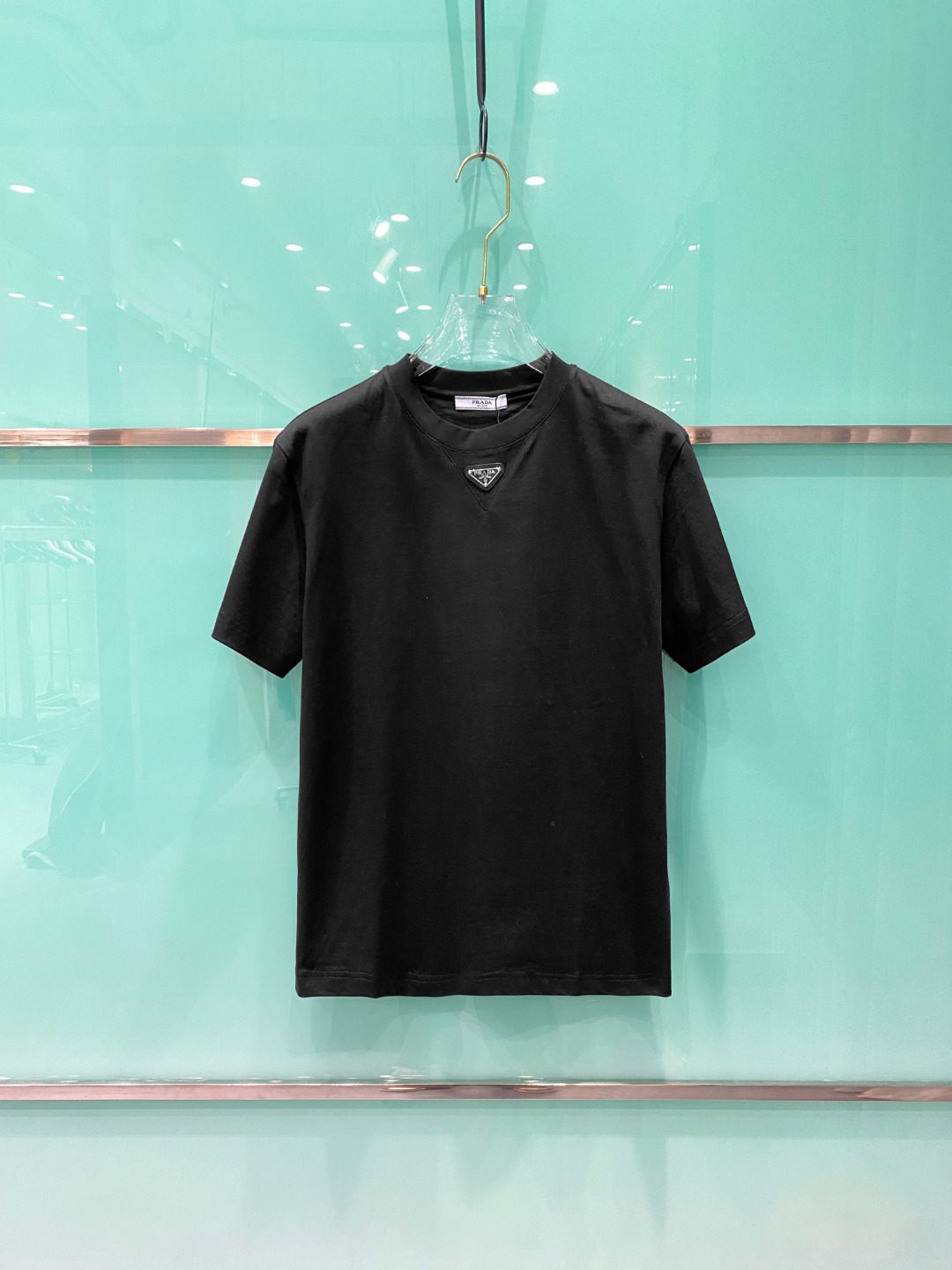NO:121140,Prada 2025 Early Spring Latest Short-sleeved T-shirt, original logo Customized fabric, soft feel, comfortable to wear, fine workmanship. The upper body effect is invincible and handsome, size S-2xl,,prada,T-shirt,tees,t-shirt,alexander wang19860909普拉达 2025早春 最新款短袖T恤,原标 定制面料,手感柔软,穿着舒适,做工精细.上身效果无敌帅气, 码数 S-2xl,,prada,T-shirt,tees，t-shirt,alexander wang,Men's clothing