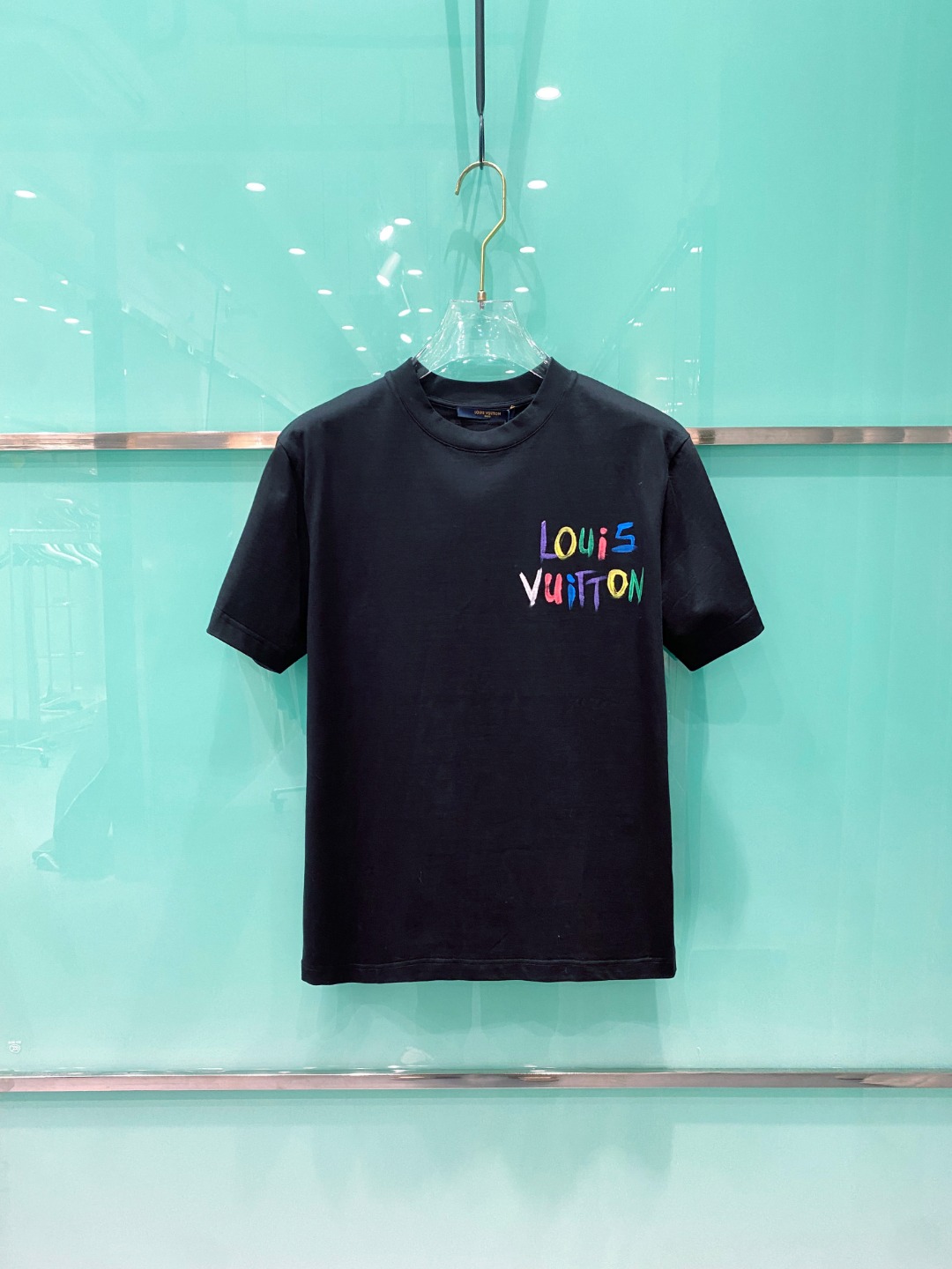 NO:121148,LV 2025ss Spring and Summer New Cotton Round Neck Short Sleeve T-shirt Hand-painted Graffiti craftsmanship on the front and back of the chest Top mercerized cotton fabric customization Standard style Black and white Two colors Men and women Same model S M L XL XXL,,louis vuitton,T-shirt,tees,t-shirt,alexander wang19860909LV 2025ss春夏新款棉质圆领短袖T恤 胸前后背手绘涂鸦工艺 顶级丝光棉面料定制 标准版型 黑 白 两色 男女同款 码数S M L XL XXL,,louis vuitton,T-shirt,tees，t-shirt,alexander wang,Men's clothing