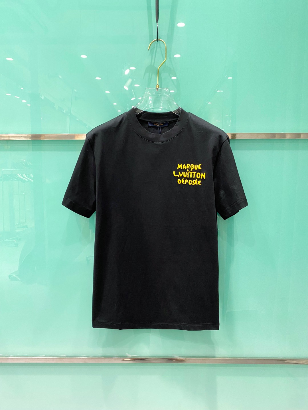 NO:121150,LV 2025 Early Spring New cotton round neck short-sleeved T-shirt with chest embroidery logo High-quality pure cotton fabric customization Standard style S M L XL XXL,,louis vuitton,T-shirt,tees,t-shirt,alexander wang19860909LV 2025早春 新款棉质圆领短袖T恤 胸前饰刺绣标识 优质纯棉面料定制 标准版型 男女同款 码数S M L XL XXL,,louis vuitton,T-shirt,tees，t-shirt,alexander wang,Men's clothing