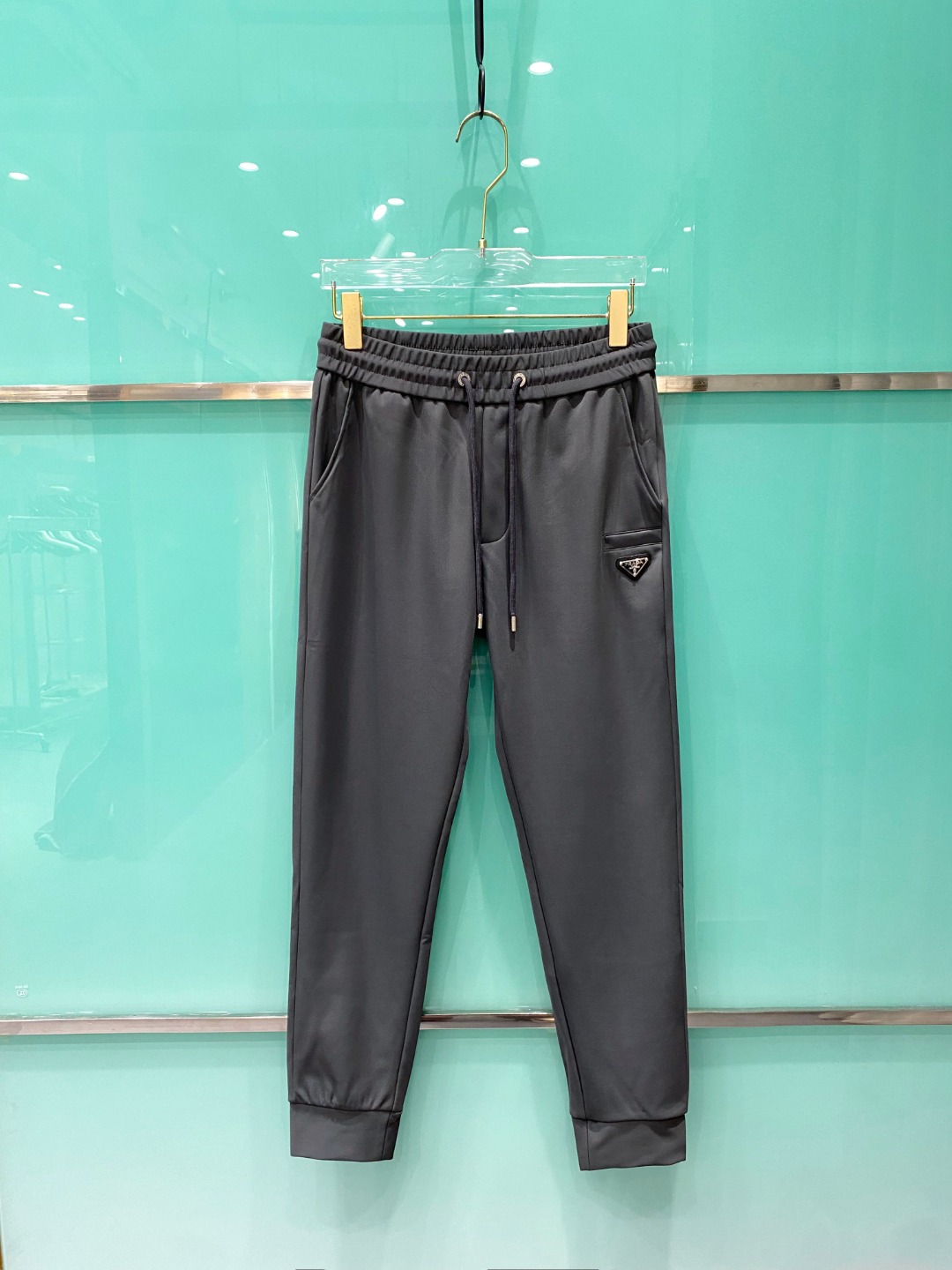 NO:485523,Prada 2025ss early spring new styles and new styles of men's casual pants, business casual styles!  !  The fabric is important!  Baby's skin is smooth!  !  Customer supplies fixed fabrics, and you can find that they are very smooth fabrics, soft and skin-friendly. The upper body is crisp and stylish, and the surface has a warm and shiny feeling. It is high-end and textured. The upper body is very distinctive, with classic brand logo embellishment, elegant and natural style, moderate thickness, suitable for autumn and winter wear, and the hardware and accessories are all in all quality!  A very practical style for business and casual wear. Size M-3XL, prada, alexander wang19860909普拉达 2025ss早春新款新款男士休闲裤、商务休闲款！！重在面料！婴儿肌肤般的柔滑！！客供定织料,入手便知极具柔滑面料,手感柔软亲肤,上身挺括有型,表面又有着温润的光泽感,高档而显质感,经典细节处理,上身很有特点,经典品牌标识点缀,优雅自然的版型,厚度适中,适合秋冬穿着,五金辅料全品相！商务休闲都很实穿的一款. 尺码M-3XL,,prada,alexander wang,Men's clothing