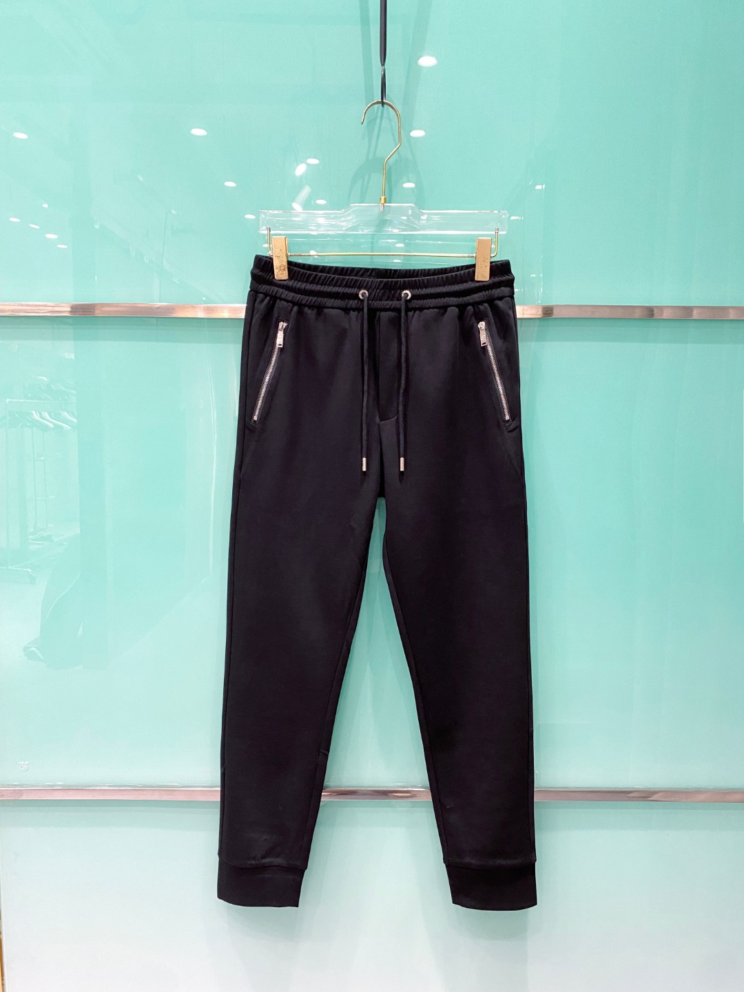 NO:485560,LV 2025ss early spring new style men's casual pants, business casual style!  !  The fabric is important!  Baby's skin is smooth!  !  Customer supplies fixed fabrics, and you can find that they are very smooth fabrics, soft and skin-friendly. The upper body is crisp and stylish, and the surface has a warm and shiny feeling. It is high-end and textured. The upper body is very distinctive, with classic brand logo embellishment, elegant and natural style, moderate thickness, suitable for autumn and winter wear, and the hardware and accessories are all in all quality!  A very practical style for business and casual wear. Size M-3XL, louis vuitton, alexander wang19860909LV 2025ss早春新款新款男士休闲裤、商务休闲款！！重在面料！婴儿肌肤般的柔滑！！客供定织料,入手便知极具柔滑面料,手感柔软亲肤,上身挺括有型,表面又有着温润的光泽感,高档而显质感,经典细节处理,上身很有特点,经典品牌标识点缀,优雅自然的版型,厚度适中,适合秋冬穿着,五金辅料全品相！商务休闲都很实穿的一款. 尺码M-3XL,,louis vuitton,alexander wang,Men's clothing