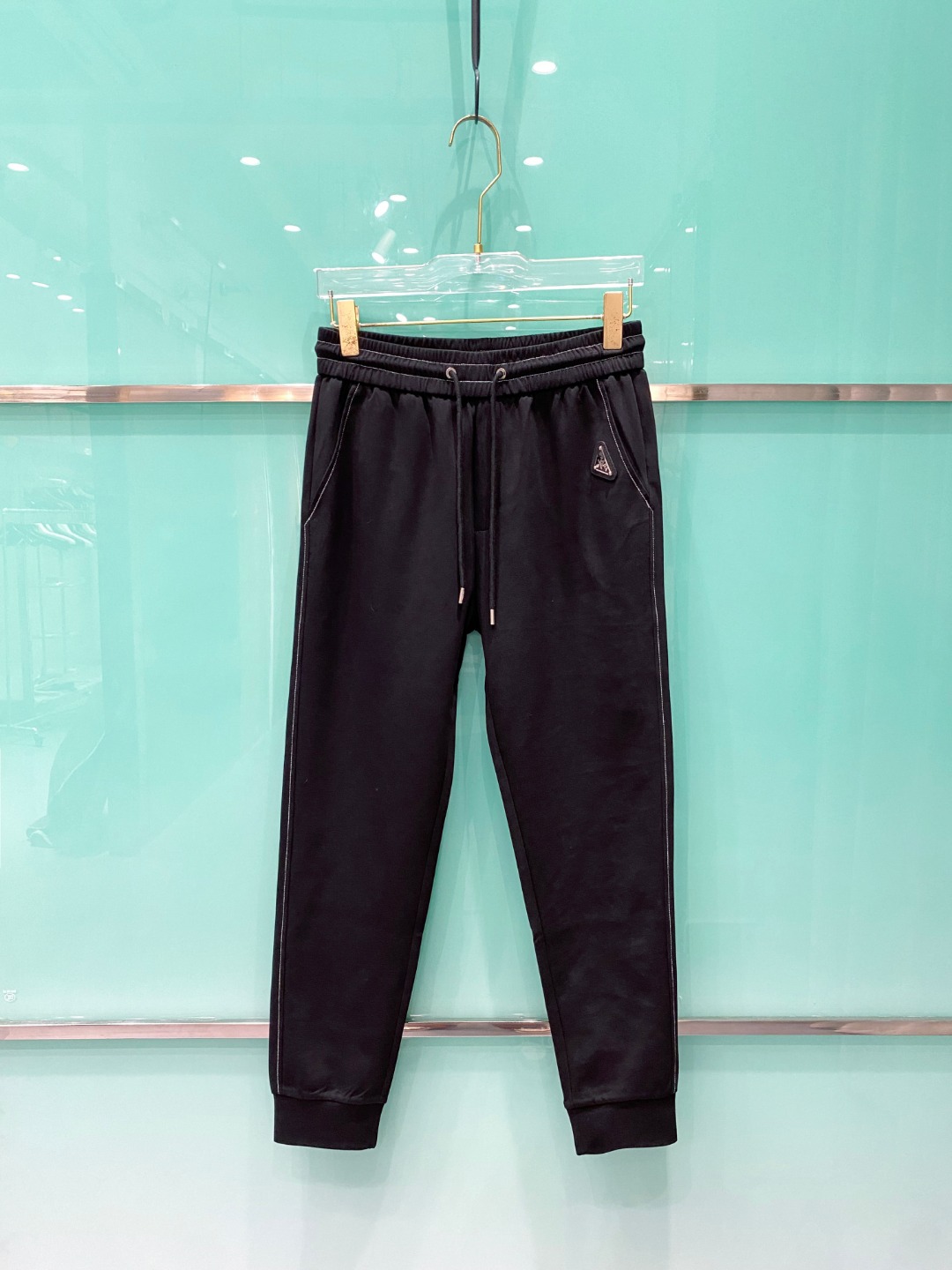 NO:485568,Prada 2025ss early spring new styles and new styles of men's casual pants, business casual styles!  !  The fabric is important!  Baby's skin is smooth!  !  Customer supplies fixed fabrics, and you can find that they are very smooth fabrics, soft and skin-friendly. The upper body is crisp and stylish, and the surface has a warm and shiny feeling. It is high-end and textured. The upper body is very distinctive, with classic brand logo embellishment, elegant and natural style, moderate thickness, suitable for autumn and winter wear, and the hardware and accessories are all in all quality!  A very practical style for business and casual wear. Size M-3XL, prada, alexander wang19860909普拉达 2025ss早春新款新款男士休闲裤、商务休闲款！！重在面料！婴儿肌肤般的柔滑！！客供定织料,入手便知极具柔滑面料,手感柔软亲肤,上身挺括有型,表面又有着温润的光泽感,高档而显质感,经典细节处理,上身很有特点,经典品牌标识点缀,优雅自然的版型,厚度适中,适合秋冬穿着,五金辅料全品相！商务休闲都很实穿的一款. 尺码M-3XL,,prada,alexander wang,Men's clothing