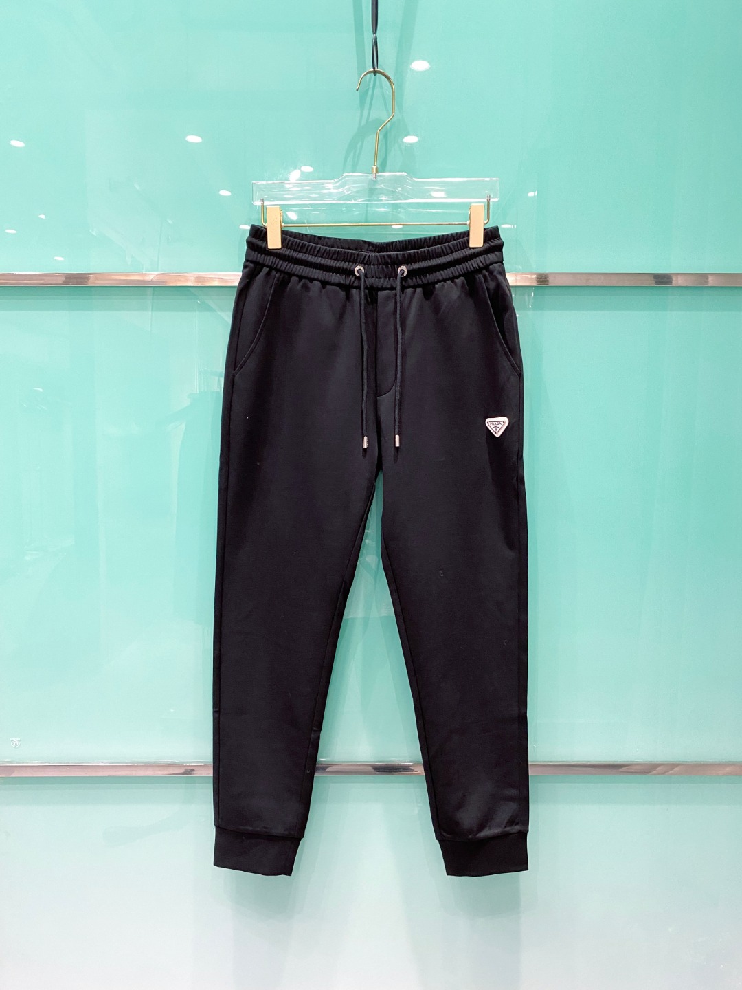 NO:485584,Prada 2025ss early spring new styles and new styles of men's casual pants, business casual styles!  !  The fabric is important!  Baby's skin is smooth!  !  Customer supplies fixed fabrics, and you can find that they are very smooth fabrics, soft and skin-friendly. The upper body is crisp and stylish, and the surface has a warm and shiny feeling. It is high-end and textured. The upper body is very distinctive, with classic brand logo embellishment, elegant and natural style, moderate thickness, suitable for autumn and winter wear, and the hardware and accessories are all in all quality!  A very practical style for business and casual wear. Size M-3XL, prada, alexander wang19860909普拉达 2025ss早春新款新款男士休闲裤、商务休闲款！！重在面料！婴儿肌肤般的柔滑！！客供定织料,入手便知极具柔滑面料,手感柔软亲肤,上身挺括有型,表面又有着温润的光泽感,高档而显质感,经典细节处理,上身很有特点,经典品牌标识点缀,优雅自然的版型,厚度适中,适合秋冬穿着,五金辅料全品相！商务休闲都很实穿的一款. 尺码M-3XL,,prada,alexander wang,Men's clothing