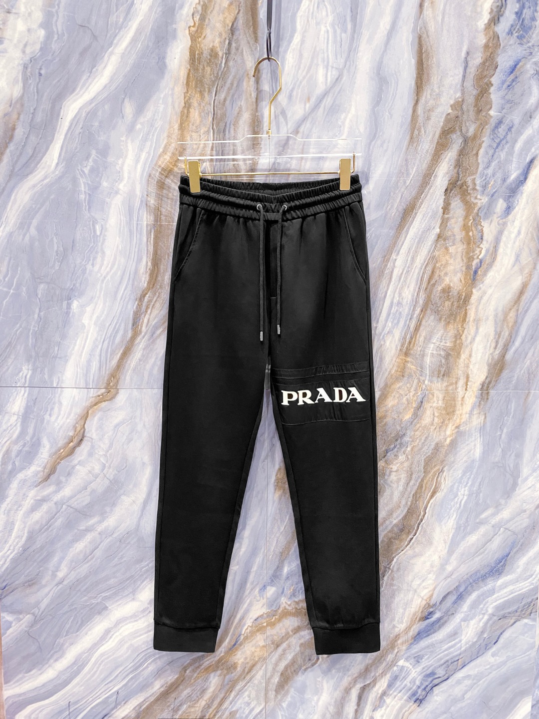 NO:125375,Prada 2025ss early spring new styles and new styles of men's casual pants, business casual styles!  !  The fabric is important!  Baby's skin is smooth!  !  Customer supplies fixed fabrics, and you can find that they are very smooth fabrics, soft and skin-friendly. The upper body is crisp and stylish, and the surface has a warm and shiny feeling. It is high-end and textured. The upper body is very distinctive, with classic brand logo embellishment, elegant and natural style, moderate thickness, suitable for autumn and winter wear, and the hardware and accessories are all in all quality!  A very practical style for business and casual wear. Size M-3XL, prada, alexander wang19860909普拉达 2025ss早春新款新款男士休闲裤、商务休闲款！！重在面料！婴儿肌肤般的柔滑！！客供定织料,入手便知极具柔滑面料,手感柔软亲肤,上身挺括有型,表面又有着温润的光泽感,高档而显质感,经典细节处理,上身很有特点,经典品牌标识点缀,优雅自然的版型,厚度适中,适合秋冬穿着,五金辅料全品相！商务休闲都很实穿的一款. 尺码M-3XL,,prada,alexander wang,Men's clothing