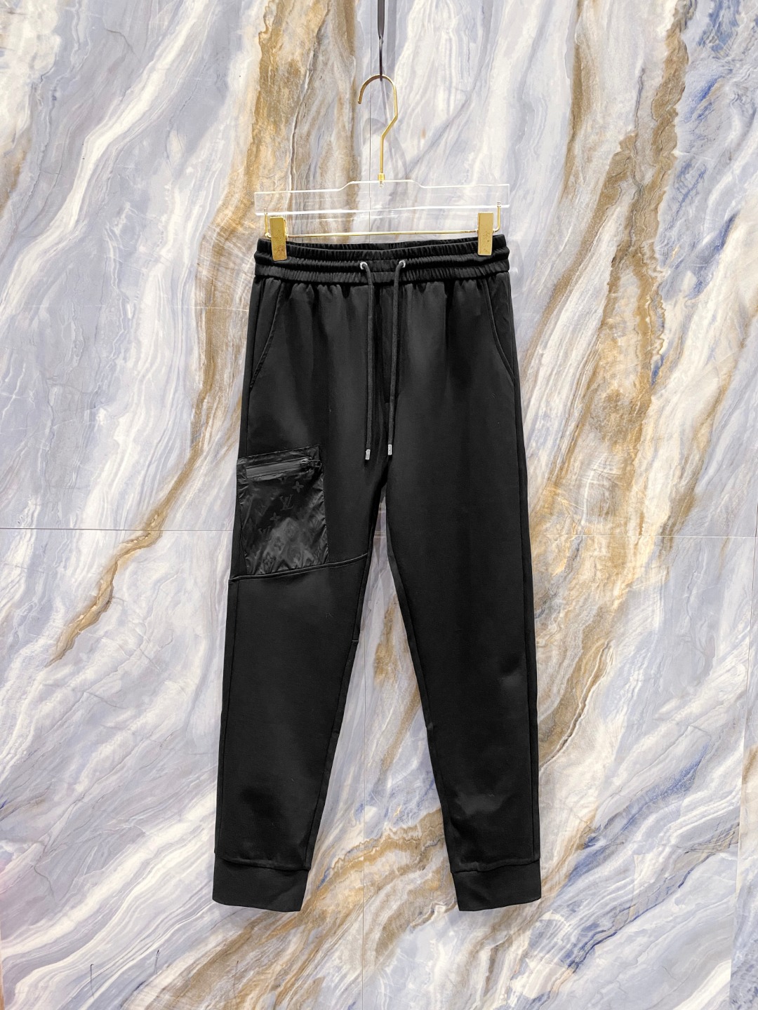 NO:125378,LV 2025ss early spring new style men's casual pants, business casual style!  !  The fabric is important!  Baby's skin is smooth!  !  Customer supplies fixed fabrics, and you can find that they are very smooth fabrics, soft and skin-friendly. The upper body is crisp and stylish, and the surface has a warm and shiny feeling. It is high-end and textured. The upper body is very distinctive, with classic brand logo embellishment, elegant and natural style, moderate thickness, suitable for autumn and winter wear, and the hardware and accessories are all in all quality!  A very practical style for business and casual wear. Size M-3XL, louis vuitton, alexander wang19860909LV 2025ss早春新款新款男士休闲裤、商务休闲款！！重在面料！婴儿肌肤般的柔滑！！客供定织料,入手便知极具柔滑面料,手感柔软亲肤,上身挺括有型,表面又有着温润的光泽感,高档而显质感,经典细节处理,上身很有特点,经典品牌标识点缀,优雅自然的版型,厚度适中,适合秋冬穿着,五金辅料全品相！商务休闲都很实穿的一款. 尺码M-3XL,,louis vuitton,alexander wang,Men's clothing