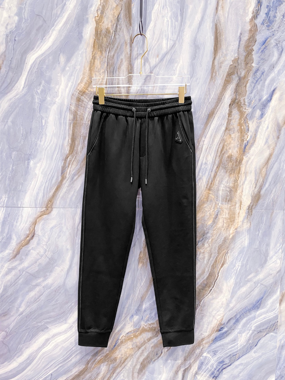 NO:125381,Prada 2025ss early spring new styles and new styles of men's casual pants, business casual styles!  !  The fabric is important!  Baby's skin is smooth!  !  Customer supplies fixed fabrics, and you can find that they are very smooth fabrics, soft and skin-friendly. The upper body is crisp and stylish, and the surface has a warm and shiny feeling. It is high-end and textured. The upper body is very distinctive, with classic brand logo embellishment, elegant and natural style, moderate thickness, suitable for autumn and winter wear, and the hardware and accessories are all in all quality!  A very practical style for business and casual wear. Size M-3XL, prada, alexander wang19860909普拉达 2025ss早春新款新款男士休闲裤、商务休闲款！！重在面料！婴儿肌肤般的柔滑！！客供定织料,入手便知极具柔滑面料,手感柔软亲肤,上身挺括有型,表面又有着温润的光泽感,高档而显质感,经典细节处理,上身很有特点,经典品牌标识点缀,优雅自然的版型,厚度适中,适合秋冬穿着,五金辅料全品相！商务休闲都很实穿的一款. 尺码M-3XL,,prada,alexander wang,Men's clothing