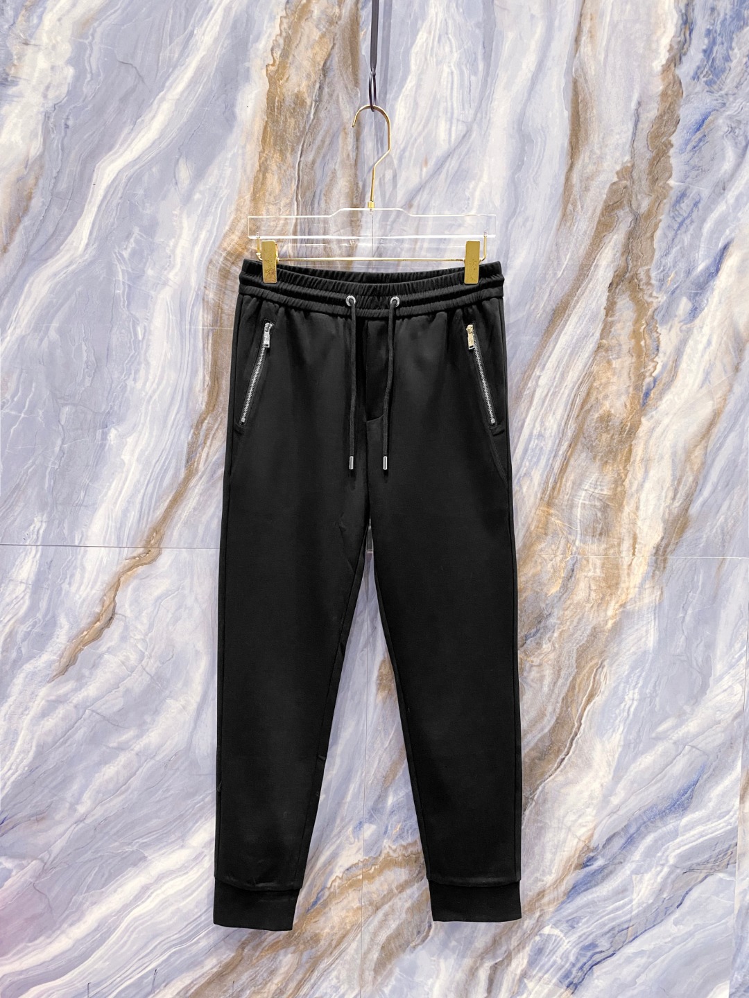 NO:125384,LV 2025ss early spring new style men's casual pants, business casual style!  !  The fabric is important!  Baby's skin is smooth!  !  Customer supplies fixed fabrics, and you can find that they are very smooth fabrics, soft and skin-friendly. The upper body is crisp and stylish, and the surface has a warm and shiny feeling. It is high-end and textured. The upper body is very distinctive, with classic brand logo embellishment, elegant and natural style, moderate thickness, suitable for autumn and winter wear, and the hardware and accessories are all in all quality!  A very practical style for business and casual wear. Size M-3XL, louis vuitton, alexander wang19860909LV 2025ss早春新款新款男士休闲裤、商务休闲款！！重在面料！婴儿肌肤般的柔滑！！客供定织料,入手便知极具柔滑面料,手感柔软亲肤,上身挺括有型,表面又有着温润的光泽感,高档而显质感,经典细节处理,上身很有特点,经典品牌标识点缀,优雅自然的版型,厚度适中,适合秋冬穿着,五金辅料全品相！商务休闲都很实穿的一款. 尺码M-3XL,,louis vuitton,alexander wang,Men's clothing