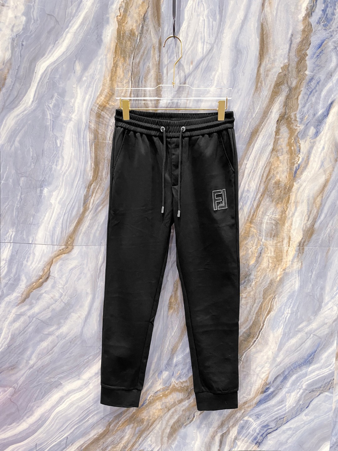 NO:125359,Fendi 2025ss early spring new style men's casual pants, business casual style!  !  The fabric is important!  Baby's skin is smooth!  !  Customer supplies fixed fabrics, and you can find that they are very smooth fabrics, soft and skin-friendly. The upper body is crisp and stylish, and the surface has a warm and shiny feeling. It is high-end and textured. The upper body is very distinctive, with classic brand logo embellishment, elegant and natural style, moderate thickness, suitable for autumn and winter wear, and the hardware and accessories are all in all quality!  A very practical style for business and casual wear. Size M-3XL, fendi, alexander wang19860909芬迪 2025ss早春新款新款男士休闲裤、商务休闲款！！重在面料！婴儿肌肤般的柔滑！！客供定织料,入手便知极具柔滑面料,手感柔软亲肤,上身挺括有型,表面又有着温润的光泽感,高档而显质感,经典细节处理,上身很有特点,经典品牌标识点缀,优雅自然的版型,厚度适中,适合秋冬穿着,五金辅料全品相！商务休闲都很实穿的一款. 尺码M-3XL,,fendi,alexander wang,Men's clothing