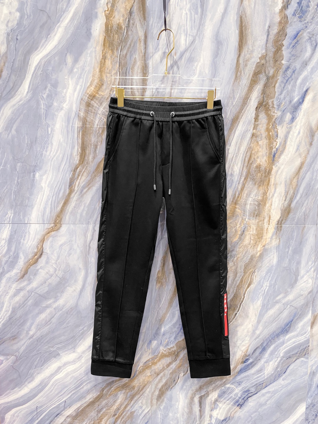 NO:125362,Prada 2025ss early spring new styles and new styles of men's casual pants, business casual styles!  !  The fabric is important!  Baby's skin is smooth!  !  Customer supplies fixed fabrics, and you can find that they are very smooth fabrics, soft and skin-friendly. The upper body is crisp and stylish, and the surface has a warm and shiny feeling. It is high-end and textured. The upper body is very distinctive, with classic brand logo embellishment, elegant and natural style, moderate thickness, suitable for autumn and winter wear, and the hardware and accessories are all in all quality!  A very practical style for business and casual wear. Size M-3XL, prada, alexander wang19860909普拉达 2025ss早春新款新款男士休闲裤、商务休闲款！！重在面料！婴儿肌肤般的柔滑！！客供定织料,入手便知极具柔滑面料,手感柔软亲肤,上身挺括有型,表面又有着温润的光泽感,高档而显质感,经典细节处理,上身很有特点,经典品牌标识点缀,优雅自然的版型,厚度适中,适合秋冬穿着,五金辅料全品相！商务休闲都很实穿的一款. 尺码M-3XL,,prada,alexander wang,Men's clothing