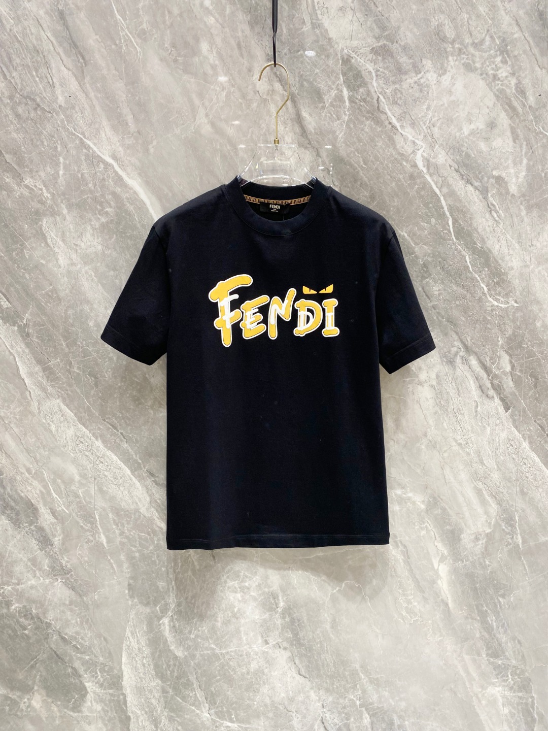 NO:117760,Fendi 2025 Early Spring Latest Short-sleeved T-shirt, original logo Customized fabric, soft feel, comfortable to wear, fine workmanship. The upper body effect is invincible and handsome, size S-2xl,,fendi,T-shirt,tees,t-shirt,alexander wang19860909芬迪 2025早春 最新款短袖T恤,原标 定制面料,手感柔软,穿着舒适,做工精细.上身效果无敌帅气, 码数 S-2xl,,fendi,T-shirt,tees，t-shirt,alexander wang,Men's clothing
