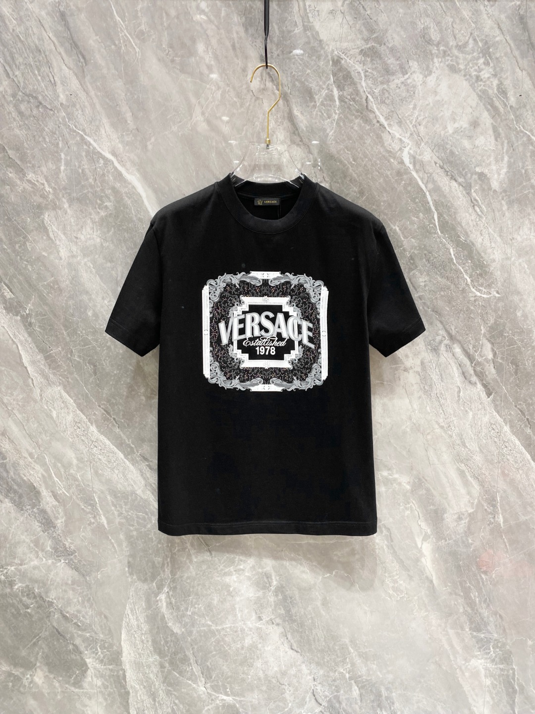 NO:117764,Versace 2025 Early Spring Latest Short-sleeved T-shirt, original logo Customized fabric, soft feel, comfortable to wear, fine workmanship. The upper body effect is invincible and handsome, size S-2xl, versace, T-shirt, tees, t-shirt, alexander wang19860909范思哲 2025早春 最新款短袖T恤,原标 定制面料,手感柔软,穿着舒适,做工精细.上身效果无敌帅气, 码数 S-2xl,,versace,T-shirt,tees，t-shirt,alexander wang,Men's clothing