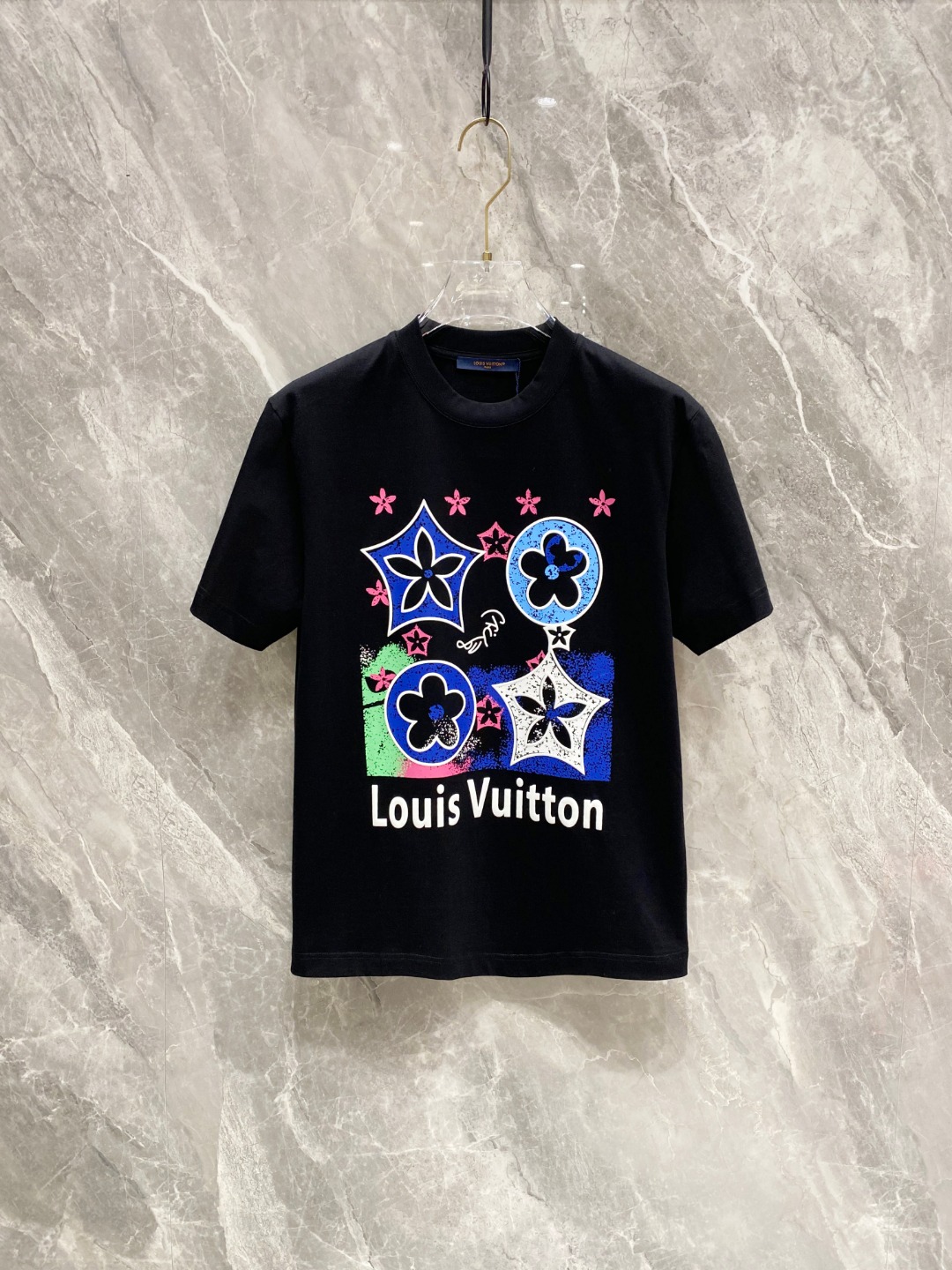 NO:117747,LV 2025 early spring new men and women's short-sleeved T-shirt,!  Customized exclusive pure cotton fabric, customized original craft threads, and chest heavy-work letter logo craft design!  Simple and generous, calm and versatile, extremely high-end, perfectly integrated with fashion and style, a top fashionable style that perfectly suits the outside wear!  The overall feeling is natural!  The ultimate classic versatile short-sleeved T-shirt is designed with the latest three-dimensional letter logo pattern elements!  The ultimate perfection of heavy industry!  Fans who pursue high quality are please buy them by themselves, and all fans who know the goods are invited to appreciate this model together!  !  Size S-2XL S S S Shoulder Width 46 Bust 102 Clothes 66 Sleeve length 22 M Sleeve width 47 Bust 106 Clothes 67 Sleeve length 23 L Sleeve width 48 Bust 110 Clothes 68 Sleeve length 24 XL Sleeve width 49 Bust 114 Clothes 69 Sleeve length 25 2XL Sleeve width 50 Bust 116 Clothes 70 Sleeve length 26,,louis vuitton,T-shirt,tees,t-shirt,alexander wang19860909LV 2025早春新款男女同款短袖T恤,！定制专属纯棉面料,定制原版工艺螺纹,胸前重工字母logo工艺设计！简约大方,从容百搭,档次极高,完美融入时尚还有风情感一款完美符合外穿的顶尖时髦气质款！整体给人浑然天成的感觉！极致经典的百搭型短袖T恤,采用最新的立体字母logo图案元素设计！极致的重工极致的完美！追求高品质的粉丝们请自行抢购,诚邀所有识货的粉丝一同鉴赏此款！！ 尺码S-2XL S码肩宽46 胸围102 衣长66 袖长22 M码肩宽47 胸围106 衣长67 袖长23 L码肩宽48 胸围110 衣长68 袖长24 XL码肩宽49 胸围114 衣长69 袖长25 2XL码肩宽50 胸围116 衣长70 袖长26,,louis vuitton,T-shirt,tees，t-shirt,alexander wang,Men's clothing