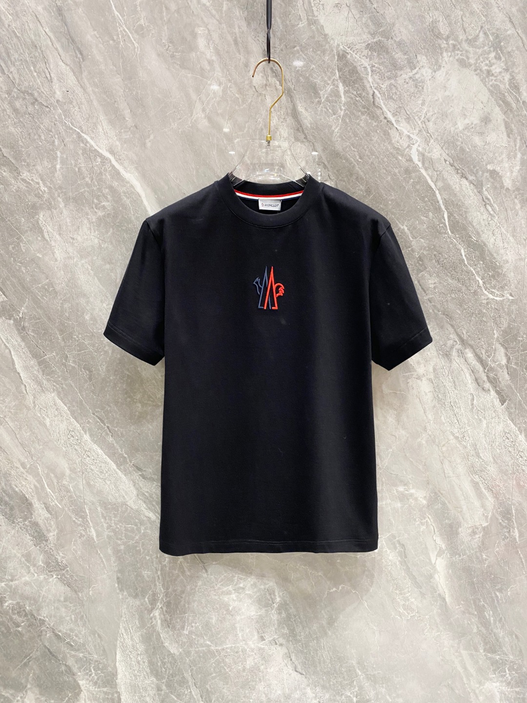 NO:117751,The 2025 early spring new short-sleeved T-shirt for men and women,!  Customized exclusive pure cotton fabric, customized original craft threads, and chest heavy-work letter logo craft design!  Simple and generous, calm and versatile, extremely high-end, perfectly integrated with fashion and style, a top fashionable style that perfectly suits the outside wear!  The overall feeling is natural!  The ultimate classic versatile short-sleeved T-shirt is designed with the latest three-dimensional letter logo pattern elements!  The ultimate perfection of heavy industry!  Fans who pursue high quality are please buy them by themselves, and all fans who know the goods are invited to appreciate this model together!  !  Size S-2XL S S S Shoulder Width 46 Bust 102 Clothes 66 Sleeve length 22 M Sleeve width 47 Bust 106 Clothes 67 Sleeve length 23 L Sleeve width 48 Bust 110 Clothes 68 Sleeve length 24 XL Sleeve width 49 Bust 114 Clothes 69 Sleeve length 25 2XL Sleeve width 50 Bust 116 Clothes 70 Sleeve length 26, Moncler, T-shirt,tees, t-shirt,alexander wang19860909蒙口 2025早春新款男女同款短袖T恤,！定制专属纯棉面料,定制原版工艺螺纹,胸前重工字母logo工艺设计！简约大方,从容百搭,档次极高,完美融入时尚还有风情感一款完美符合外穿的顶尖时髦气质款！整体给人浑然天成的感觉！极致经典的百搭型短袖T恤,采用最新的立体字母logo图案元素设计！极致的重工极致的完美！追求高品质的粉丝们请自行抢购,诚邀所有识货的粉丝一同鉴赏此款！！ 尺码S-2XL S码肩宽46 胸围102 衣长66 袖长22 M码肩宽47 胸围106 衣长67 袖长23 L码肩宽48 胸围110 衣长68 袖长24 XL码肩宽49 胸围114 衣长69 袖长25 2XL码肩宽50 胸围116 衣长70 袖长26,,Moncler,T-shirt,tees，t-shirt,alexander wang,Men's clothing