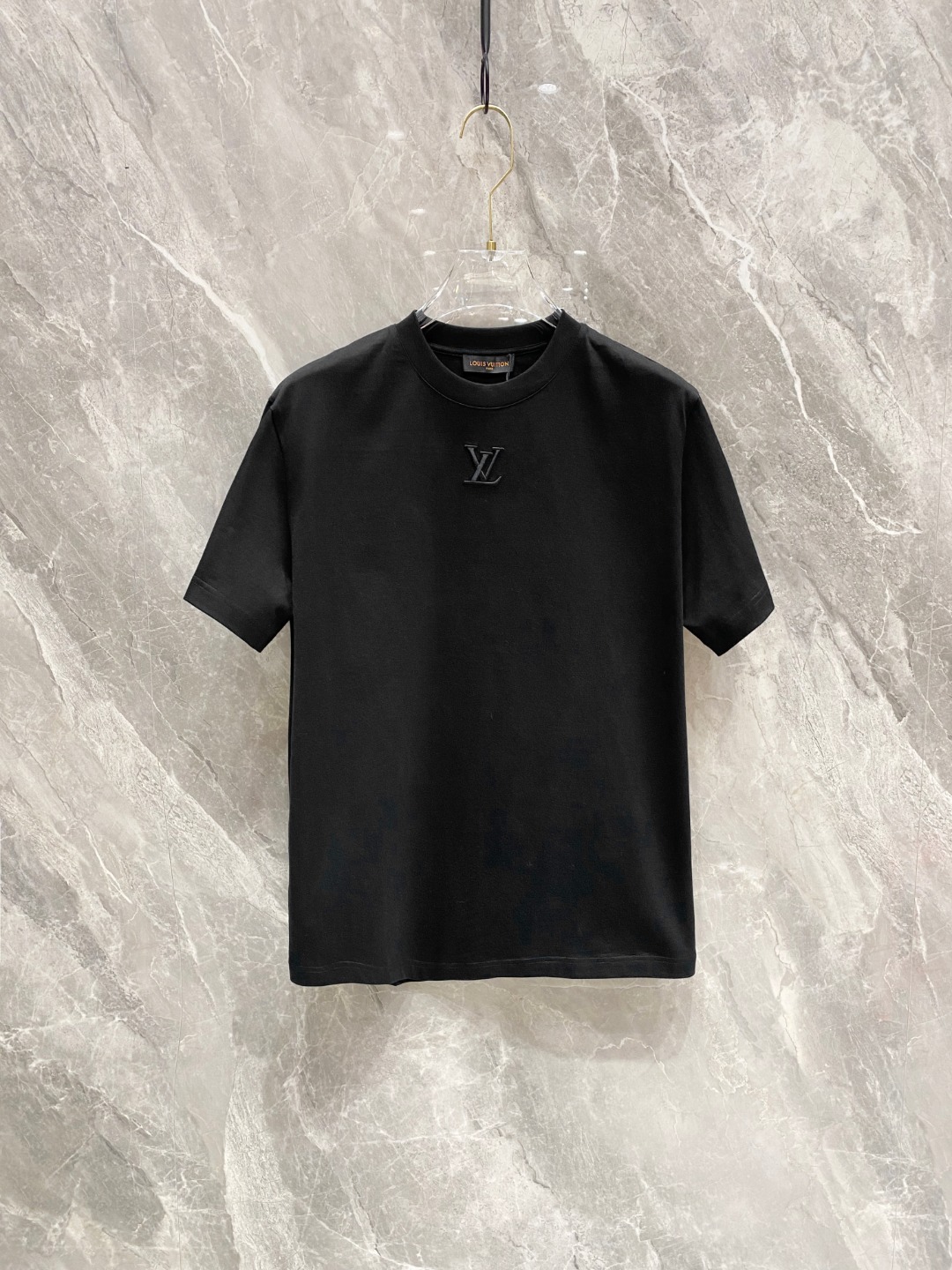 NO:117755,LV 2025 Early Spring Latest Short-sleeved T-shirt, original logo Customized fabric, soft feel, comfortable to wear, fine workmanship. The upper body effect is invincible and handsome, size S-2xl,,louis vuitton, T-shirt,tees, t-shirt,alexander wang19860909LV 2025早春 最新款短袖T恤,原标 定制面料,手感柔软,穿着舒适,做工精细.上身效果无敌帅气, 码数 S-2xl,,louis vuitton,T-shirt,tees，t-shirt,alexander wang,Men's clothing