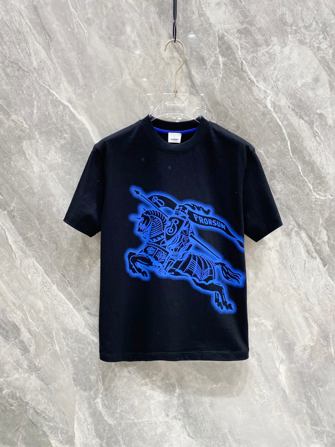 NO:117757,Burberry 2025 early spring new short-sleeved T-shirt for men and women,!  Customized exclusive pure cotton fabric, customized original craft threads, and chest heavy-work letter logo craft design!  Simple and generous, calm and versatile, extremely high-end, perfectly integrated with fashion and style, a top fashionable style that perfectly suits the outside wear!  The overall feeling is natural!  The ultimate classic versatile short-sleeved T-shirt is designed with the latest three-dimensional letter logo pattern elements!  The ultimate perfection of heavy industry!  Fans who pursue high quality are please buy them by themselves, and all fans who know the goods are invited to appreciate this model together!  !  Size S-2XL S S S Shoulder Width 46 Bust 102 Clothes 66 Sleeve length 22 M Sleeve width 47 Bust 106 Clothes 67 Sleeve length 23 L Sleeve width 48 Bust 110 Clothes 68 Sleeve length 24 XL Sleeve width 49 Bust 114 Clothes 69 Sleeve length 25 2XL Sleeve width 50 Bust 116 Clothes 70 Sleeve length 26,,burberry,T-shirt,tees,t-shirt,alexander wang19860909巴宝莉 2025早春新款男女同款短袖T恤,！定制专属纯棉面料,定制原版工艺螺纹,胸前重工字母logo工艺设计！简约大方,从容百搭,档次极高,完美融入时尚还有风情感一款完美符合外穿的顶尖时髦气质款！整体给人浑然天成的感觉！极致经典的百搭型短袖T恤,采用最新的立体字母logo图案元素设计！极致的重工极致的完美！追求高品质的粉丝们请自行抢购,诚邀所有识货的粉丝一同鉴赏此款！！ 尺码S-2XL S码肩宽46 胸围102 衣长66 袖长22 M码肩宽47 胸围106 衣长67 袖长23 L码肩宽48 胸围110 衣长68 袖长24 XL码肩宽49 胸围114 衣长69 袖长25 2XL码肩宽50 胸围116 衣长70 袖长26,,burberry,T-shirt,tees，t-shirt,alexander wang,Men's clothing