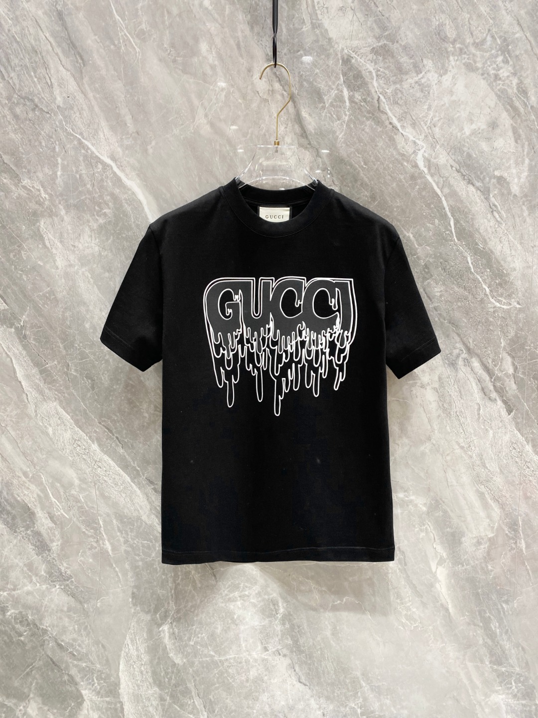 NO:117759,Guqi 2025 early spring new short-sleeved T-shirt for men and women,!  Customized exclusive pure cotton fabric, customized original craft threads, and chest heavy-work letter logo craft design!  Simple and generous, calm and versatile, extremely high-end, perfectly integrated with fashion and style, a top fashionable style that perfectly suits the outside wear!  The overall feeling is natural!  The ultimate classic versatile short-sleeved T-shirt is designed with the latest three-dimensional letter logo pattern elements!  The ultimate perfection of heavy industry!  Fans who pursue high quality are please buy them by themselves, and all fans who know the goods are invited to appreciate this model together!  !  Size S-2XL S S S Shoulder Width 46 Bust 102 Clothes 66 Sleeve length 22 M Sleeve width 47 Bust 106 Clothes 67 Sleeve length 23 L Sleeve width 48 Bust 110 Clothes 68 Sleeve length 24 XL Sleeve width 49 Bust 114 Clothes 69 Sleeve length 25 2XL Sleeve width 50 Bust 116 Clothes 70 Sleeve length 26,,T-shirt,tees,t-shirt,alexander wang19860909古奇 2025早春新款男女同款短袖T恤,！定制专属纯棉面料,定制原版工艺螺纹,胸前重工字母logo工艺设计！简约大方,从容百搭,档次极高,完美融入时尚还有风情感一款完美符合外穿的顶尖时髦气质款！整体给人浑然天成的感觉！极致经典的百搭型短袖T恤,采用最新的立体字母logo图案元素设计！极致的重工极致的完美！追求高品质的粉丝们请自行抢购,诚邀所有识货的粉丝一同鉴赏此款！！ 尺码S-2XL S码肩宽46 胸围102 衣长66 袖长22 M码肩宽47 胸围106 衣长67 袖长23 L码肩宽48 胸围110 衣长68 袖长24 XL码肩宽49 胸围114 衣长69 袖长25 2XL码肩宽50 胸围116 衣长70 袖长26,,T-shirt,tees，t-shirt,alexander wang,Men's clothing