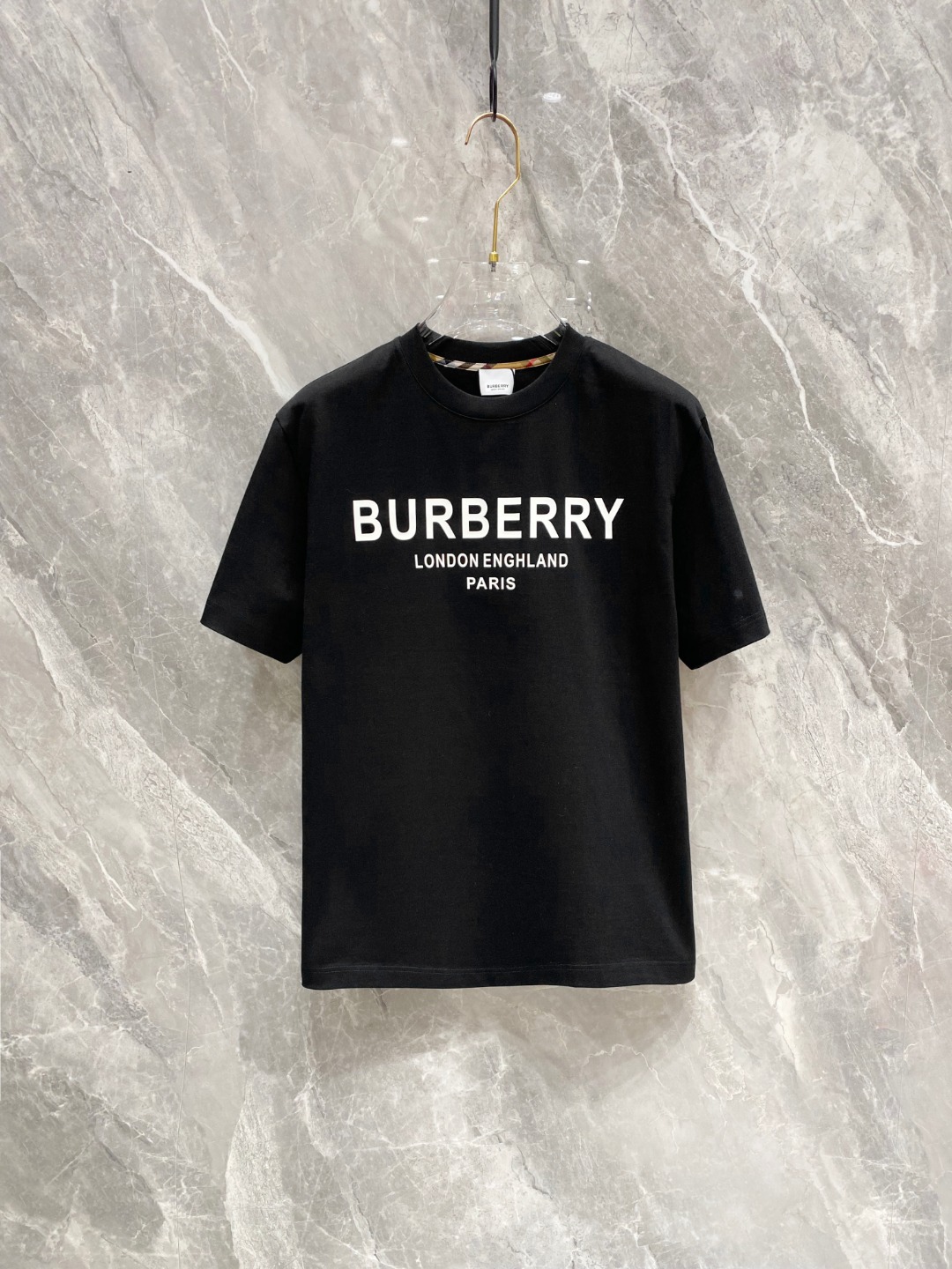 NO:117761,Burberry 2025 early spring new short-sleeved T-shirt for men and women,!  Customized exclusive pure cotton fabric, customized original craft threads, and chest heavy-work letter logo craft design!  Simple and generous, calm and versatile, extremely high-end, perfectly integrated with fashion and style, a top fashionable style that perfectly suits the outside wear!  The overall feeling is natural!  The ultimate classic versatile short-sleeved T-shirt is designed with the latest three-dimensional letter logo pattern elements!  The ultimate perfection of heavy industry!  Fans who pursue high quality are please buy them by themselves, and all fans who know the goods are invited to appreciate this model together!  !  Size S-2XL S S S Shoulder Width 46 Bust 102 Clothes 66 Sleeve length 22 M Sleeve width 47 Bust 106 Clothes 67 Sleeve length 23 L Sleeve width 48 Bust 110 Clothes 68 Sleeve length 24 XL Sleeve width 49 Bust 114 Clothes 69 Sleeve length 25 2XL Sleeve width 50 Bust 116 Clothes 70 Sleeve length 26,,burberry,T-shirt,tees,t-shirt,alexander wang19860909巴宝莉 2025早春新款男女同款短袖T恤,！定制专属纯棉面料,定制原版工艺螺纹,胸前重工字母logo工艺设计！简约大方,从容百搭,档次极高,完美融入时尚还有风情感一款完美符合外穿的顶尖时髦气质款！整体给人浑然天成的感觉！极致经典的百搭型短袖T恤,采用最新的立体字母logo图案元素设计！极致的重工极致的完美！追求高品质的粉丝们请自行抢购,诚邀所有识货的粉丝一同鉴赏此款！！ 尺码S-2XL S码肩宽46 胸围102 衣长66 袖长22 M码肩宽47 胸围106 衣长67 袖长23 L码肩宽48 胸围110 衣长68 袖长24 XL码肩宽49 胸围114 衣长69 袖长25 2XL码肩宽50 胸围116 衣长70 袖长26,,burberry,T-shirt,tees，t-shirt,alexander wang,Men's clothing