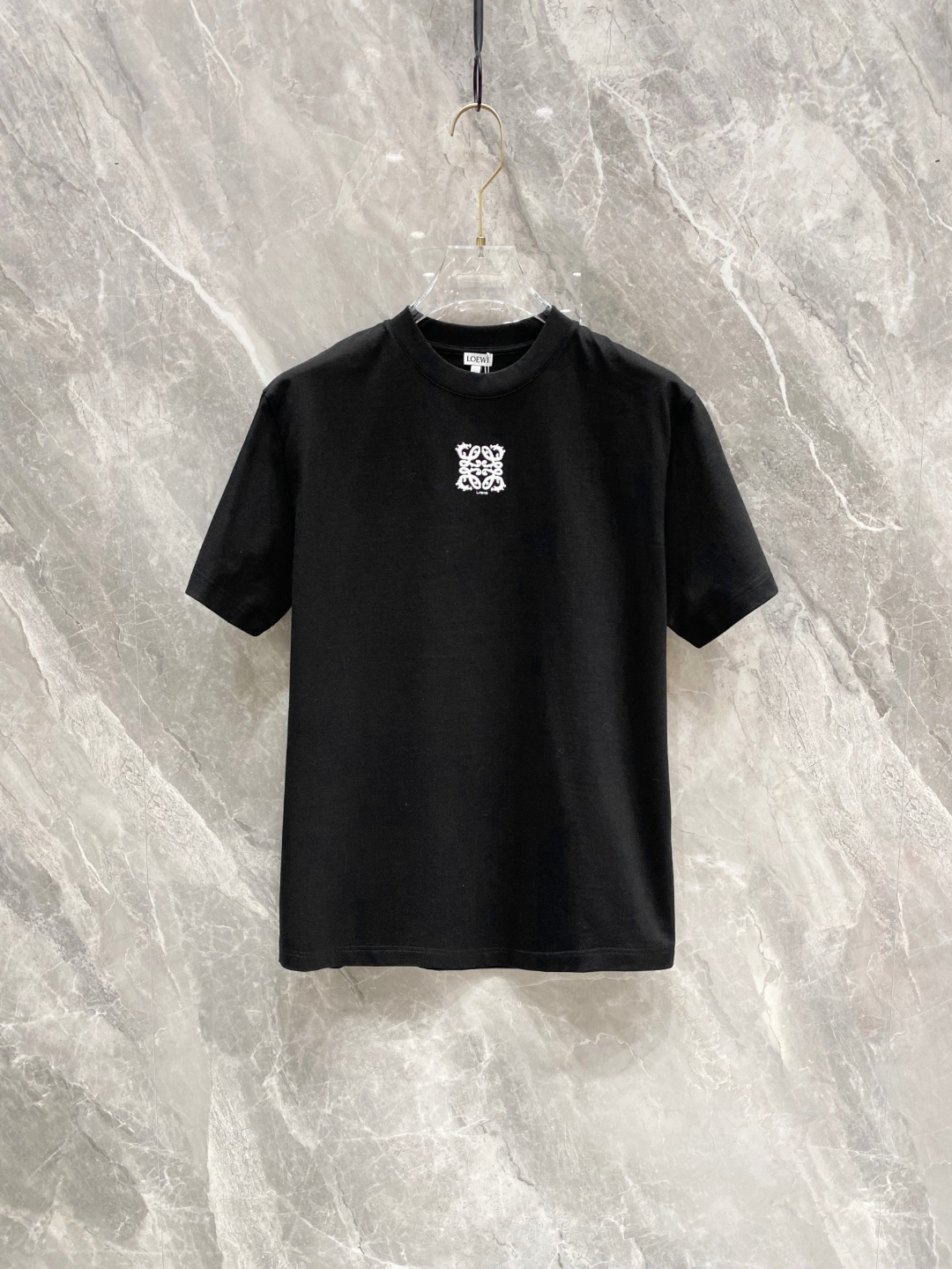NO:117763,Luo Yiwei 2025 Early Spring Latest short-sleeved T-shirt, original logo, customized fabric, soft feel, comfortable to wear, fine workmanship. The upper body effect is invincible and handsome, size S-2xl,,loewe,T-shirt,tees,t-shirt,alexander wang19860909罗意威 2025早春 最新款短袖T恤,原标 定制面料,手感柔软,穿着舒适,做工精细.上身效果无敌帅气, 码数 S-2xl,,loewe,T-shirt,tees，t-shirt,alexander wang,Men's clothing