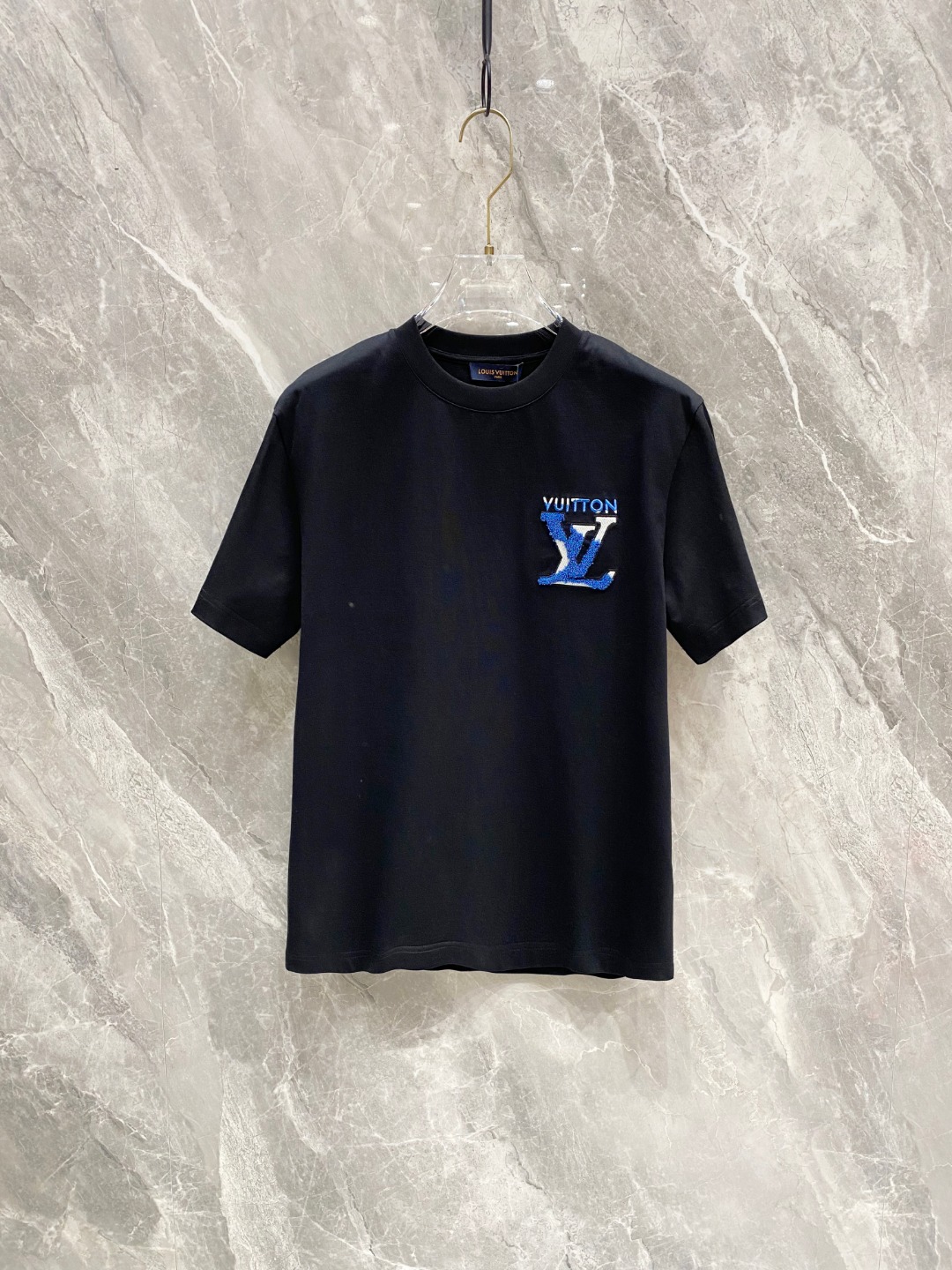 NO:117765,LV 2025 early spring new men and women's short-sleeved T-shirt,!  Customized exclusive pure cotton fabric, customized original craft threads, and chest heavy-work letter logo craft design!  Simple and generous, calm and versatile, extremely high-end, perfectly integrated with fashion and style, a top fashionable style that perfectly suits the outside wear!  The overall feeling is natural!  The ultimate classic versatile short-sleeved T-shirt is designed with the latest three-dimensional letter logo pattern elements!  The ultimate perfection of heavy industry!  Fans who pursue high quality are please buy them by themselves, and all fans who know the goods are invited to appreciate this model together!  !  Size S-2XL S S S Shoulder Width 46 Bust 102 Clothes 66 Sleeve length 22 M Sleeve width 47 Bust 106 Clothes 67 Sleeve length 23 L Sleeve width 48 Bust 110 Clothes 68 Sleeve length 24 XL Sleeve width 49 Bust 114 Clothes 69 Sleeve length 25 2XL Sleeve width 50 Bust 116 Clothes 70 Sleeve length 26,,louis vuitton,T-shirt,tees,t-shirt,alexander wang19860909LV 2025早春新款男女同款短袖T恤,！定制专属纯棉面料,定制原版工艺螺纹,胸前重工字母logo工艺设计！简约大方,从容百搭,档次极高,完美融入时尚还有风情感一款完美符合外穿的顶尖时髦气质款！整体给人浑然天成的感觉！极致经典的百搭型短袖T恤,采用最新的立体字母logo图案元素设计！极致的重工极致的完美！追求高品质的粉丝们请自行抢购,诚邀所有识货的粉丝一同鉴赏此款！！ 尺码S-2XL S码肩宽46 胸围102 衣长66 袖长22 M码肩宽47 胸围106 衣长67 袖长23 L码肩宽48 胸围110 衣长68 袖长24 XL码肩宽49 胸围114 衣长69 袖长25 2XL码肩宽50 胸围116 衣长70 袖长26,,louis vuitton,T-shirt,tees，t-shirt,alexander wang,Men's clothing