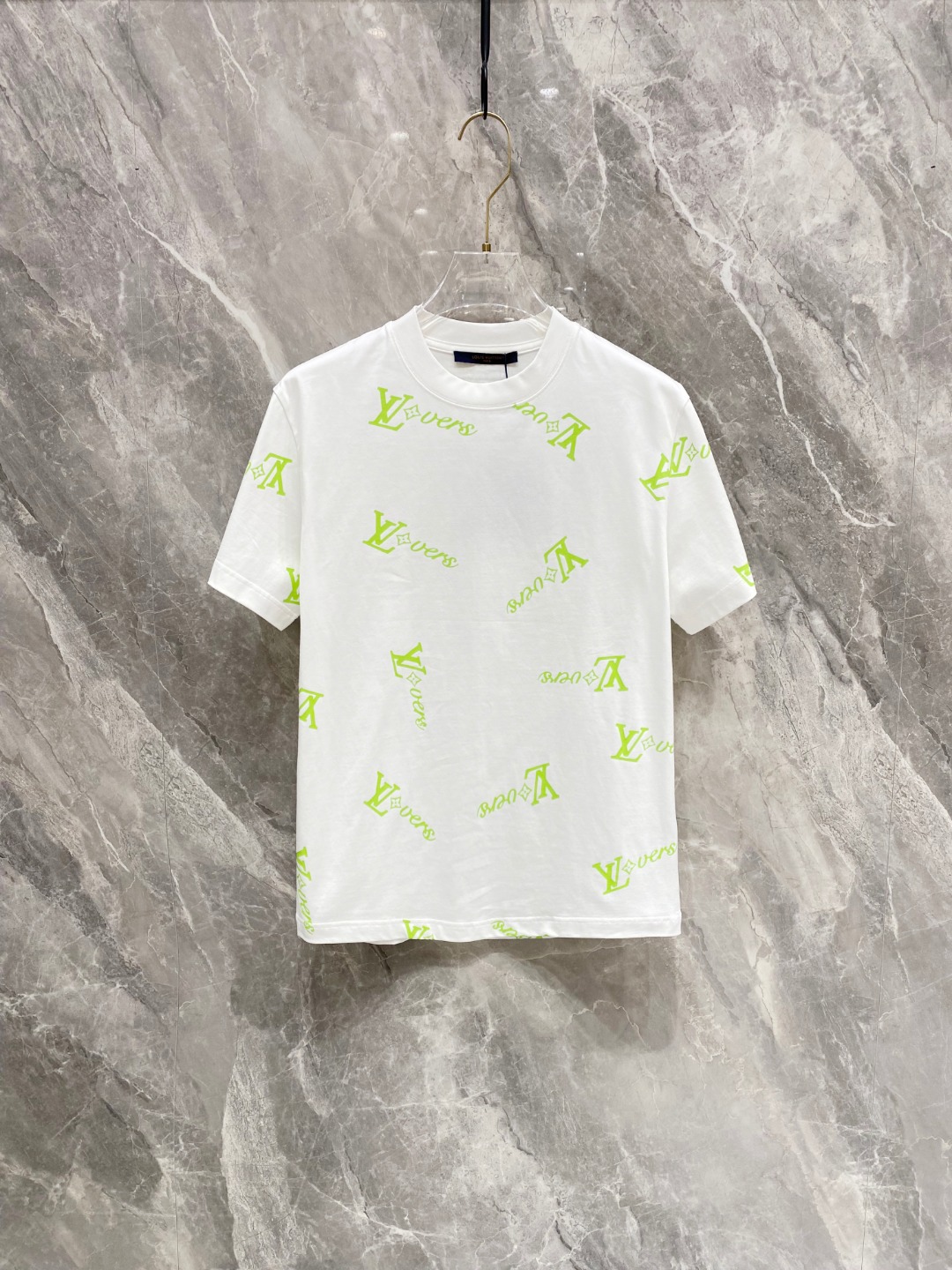 NO:117768,LV 2025 early spring new men and women's short-sleeved T-shirt,!  Customized exclusive pure cotton fabric, customized original craft threads, and chest heavy-work letter logo craft design!  Simple and generous, calm and versatile, extremely high-end, perfectly integrated with fashion and style, a top fashionable style that perfectly suits the outside wear!  The overall feeling is natural!  The ultimate classic versatile short-sleeved T-shirt is designed with the latest three-dimensional letter logo pattern elements!  The ultimate perfection of heavy industry!  Fans who pursue high quality are please buy them by themselves, and all fans who know the goods are invited to appreciate this model together!  !  Size S-2XL S S S Shoulder Width 46 Bust 102 Clothes 66 Sleeve length 22 M Sleeve width 47 Bust 106 Clothes 67 Sleeve length 23 L Sleeve width 48 Bust 110 Clothes 68 Sleeve length 24 XL Sleeve width 49 Bust 114 Clothes 69 Sleeve length 25 2XL Sleeve width 50 Bust 116 Clothes 70 Sleeve length 26,,louis vuitton,T-shirt,tees,t-shirt,alexander wang19860909LV 2025早春新款男女同款短袖T恤,！定制专属纯棉面料,定制原版工艺螺纹,胸前重工字母logo工艺设计！简约大方,从容百搭,档次极高,完美融入时尚还有风情感一款完美符合外穿的顶尖时髦气质款！整体给人浑然天成的感觉！极致经典的百搭型短袖T恤,采用最新的立体字母logo图案元素设计！极致的重工极致的完美！追求高品质的粉丝们请自行抢购,诚邀所有识货的粉丝一同鉴赏此款！！ 尺码S-2XL S码肩宽46 胸围102 衣长66 袖长22 M码肩宽47 胸围106 衣长67 袖长23 L码肩宽48 胸围110 衣长68 袖长24 XL码肩宽49 胸围114 衣长69 袖长25 2XL码肩宽50 胸围116 衣长70 袖长26,,louis vuitton,T-shirt,tees，t-shirt,alexander wang,Men's clothing