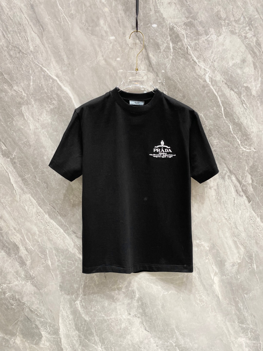 NO:117771,Prada 2025 Early Spring Latest Short-sleeved T-shirt, original logo Customized fabric, soft feel, comfortable to wear, fine workmanship. The upper body effect is invincible and handsome, size S-2xl,,prada,T-shirt,tees,t-shirt,alexander wang19860909普拉达 2025早春 最新款短袖T恤,原标 定制面料,手感柔软,穿着舒适,做工精细.上身效果无敌帅气, 码数 S-2xl,,prada,T-shirt,tees，t-shirt,alexander wang,Men's clothing