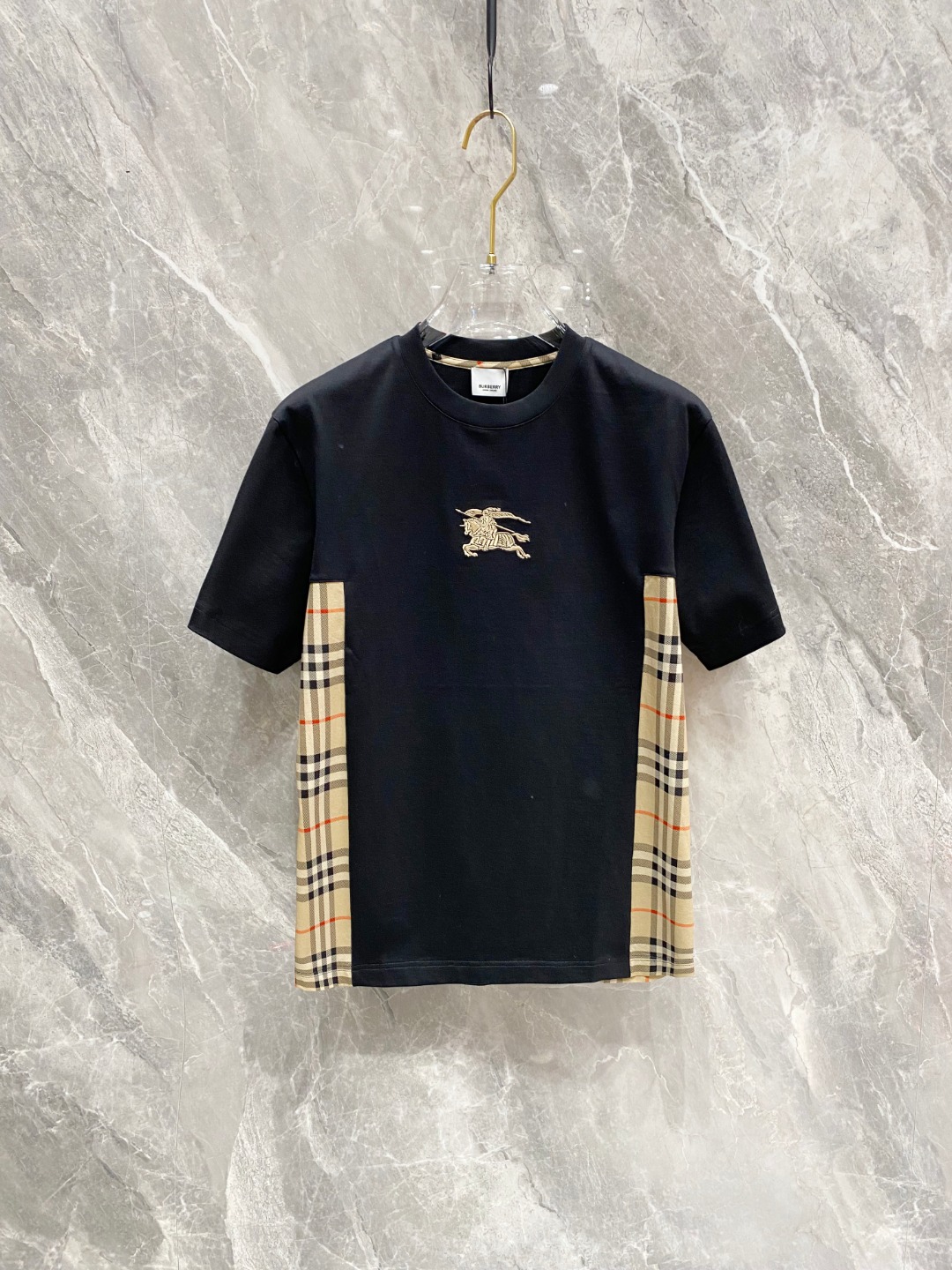 NO:117774,Burberry 2025 Early Spring Latest Short-Sleeved T-shirt, Original Customized Fabric, Soft Handsome, Comfortable Wear, Fine Workmanship. The upper body is invincible and handsome, S-2xl, burberry, T-shirt,tees, t-shirt,alexander wang19860909巴宝莉 2025早春 最新款短袖T恤,原标 定制面料,手感柔软,穿着舒适,做工精细.上身效果无敌帅气, 码数 S-2xl,,burberry,T-shirt,tees，t-shirt,alexander wang,Men's clothing
