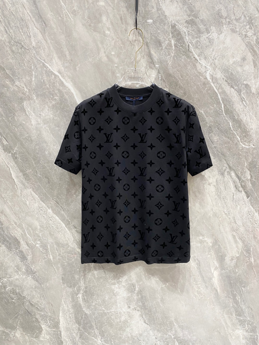 NO:117780,LV 2025 Early Spring Latest Short-sleeved T-shirt, original logo Customized fabric, soft feel, comfortable to wear, fine workmanship. The upper body effect is invincible and handsome, size S-2xl,,louis vuitton, T-shirt,tees, t-shirt,alexander wang19860909LV 2025早春 最新款短袖T恤,原标 定制面料,手感柔软,穿着舒适,做工精细.上身效果无敌帅气, 码数 S-2xl,,louis vuitton,T-shirt,tees，t-shirt,alexander wang,Men's clothing