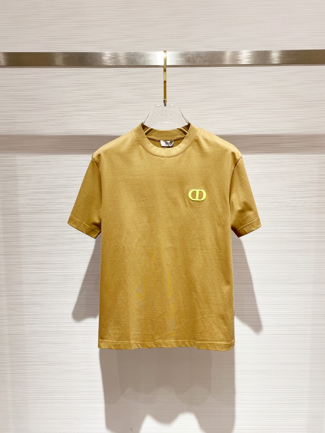 NO:478990,Dior 2025 Early Spring Latest Short-sleeved T-shirt, original logo Customized fabric, soft feel, comfortable to wear, fine workmanship. The upper body effect is invincible and handsome, size S-2xl,,dior,T-shirt,tees,t-shirt,alexander wang19860909迪奥 2025早春 最新款短袖T恤,原标 定制面料,手感柔软,穿着舒适,做工精细.上身效果无敌帅气, 码数 S-2xl,,dior,T-shirt,tees，t-shirt,alexander wang,Men's clothing