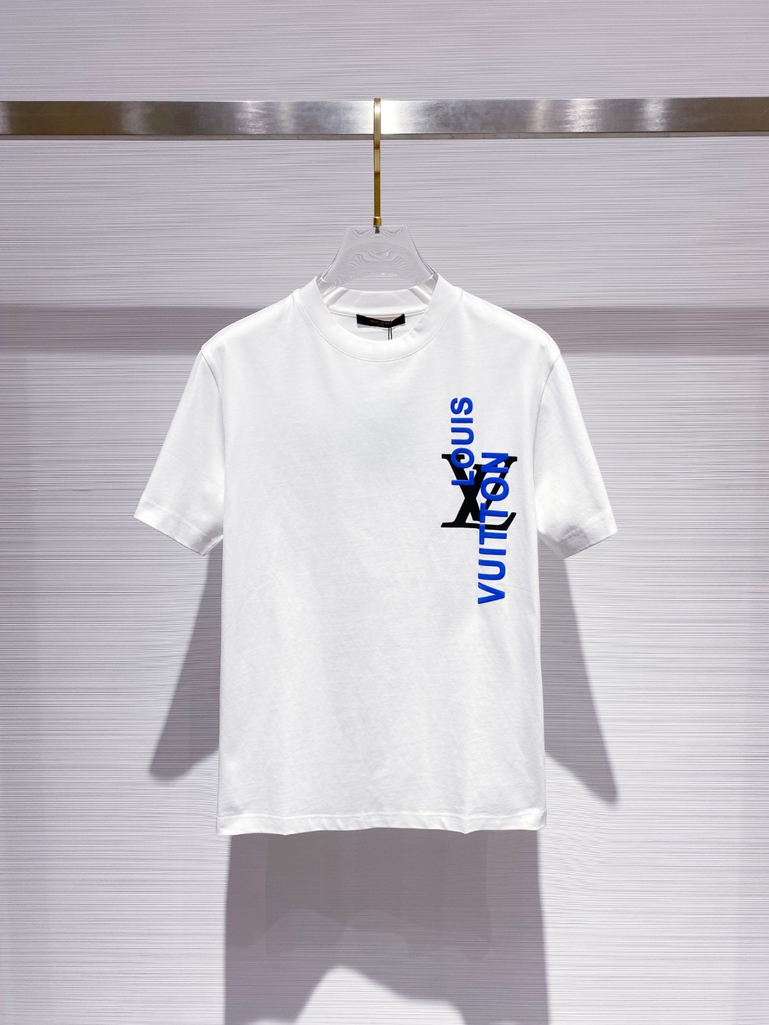 NO:478998,LV 2025 early spring new men and women's short-sleeved T-shirt,!  Customized exclusive pure cotton fabric, customized original craft threads, and chest heavy-work letter logo craft design!  Simple and generous, calm and versatile, extremely high-end, perfectly integrated with fashion and style, a top fashionable style that perfectly suits the outside wear!  The overall feeling is natural!  The ultimate classic versatile short-sleeved T-shirt is designed with the latest three-dimensional letter logo pattern elements!  The ultimate perfection of heavy industry!  Fans who pursue high quality are please buy them by themselves, and all fans who know the goods are invited to appreciate this model together!  !  Size S-2XL S S S Shoulder Width 46 Bust 102 Clothes 66 Sleeve length 22 M Sleeve width 47 Bust 106 Clothes 67 Sleeve length 23 L Sleeve width 48 Bust 110 Clothes 68 Sleeve length 24 XL Sleeve width 49 Bust 114 Clothes 69 Sleeve length 25 2XL Sleeve width 50 Bust 116 Clothes 70 Sleeve length 26,,louis vuitton,T-shirt,tees,t-shirt,alexander wang19860909LV 2025早春新款男女同款短袖T恤,！定制专属纯棉面料,定制原版工艺螺纹,胸前重工字母logo工艺设计！简约大方,从容百搭,档次极高,完美融入时尚还有风情感一款完美符合外穿的顶尖时髦气质款！整体给人浑然天成的感觉！极致经典的百搭型短袖T恤,采用最新的立体字母logo图案元素设计！极致的重工极致的完美！追求高品质的粉丝们请自行抢购,诚邀所有识货的粉丝一同鉴赏此款！！ 尺码S-2XL S码肩宽46 胸围102 衣长66 袖长22 M码肩宽47 胸围106 衣长67 袖长23 L码肩宽48 胸围110 衣长68 袖长24 XL码肩宽49 胸围114 衣长69 袖长25 2XL码肩宽50 胸围116 衣长70 袖长26,,louis vuitton,T-shirt,tees，t-shirt,alexander wang,Men's clothing