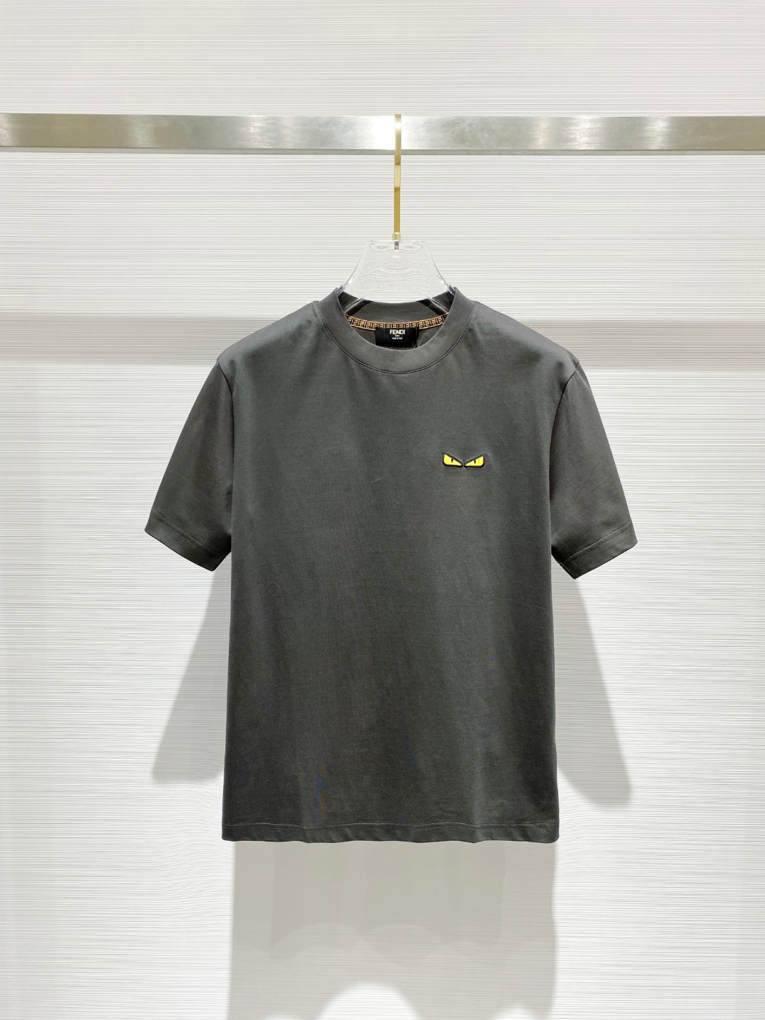 NO:479006,Fend* 2025ss Spring and Summer New Cotton Round Neck Short Sleeve T-shirt with Chest and Small Monster Eye Logo Top-grade Mercerized Cotton Fabric Customization Standard Style Black White Gray Blue Four Colors Men and Women Same Model Number S M L XL XXL,,fendi, T-shirt,tees, t-shirt,alexander wang19860909Fend* 2025ss春夏新款棉质圆领短袖T恤 胸小怪兽眼睛标识 顶级丝光棉面料定制 标准版型 黑 白 灰 蓝 四色 男女同款 码数S M L XL XXL,,fendi,T-shirt,tees，t-shirt,alexander wang,Men's clothing