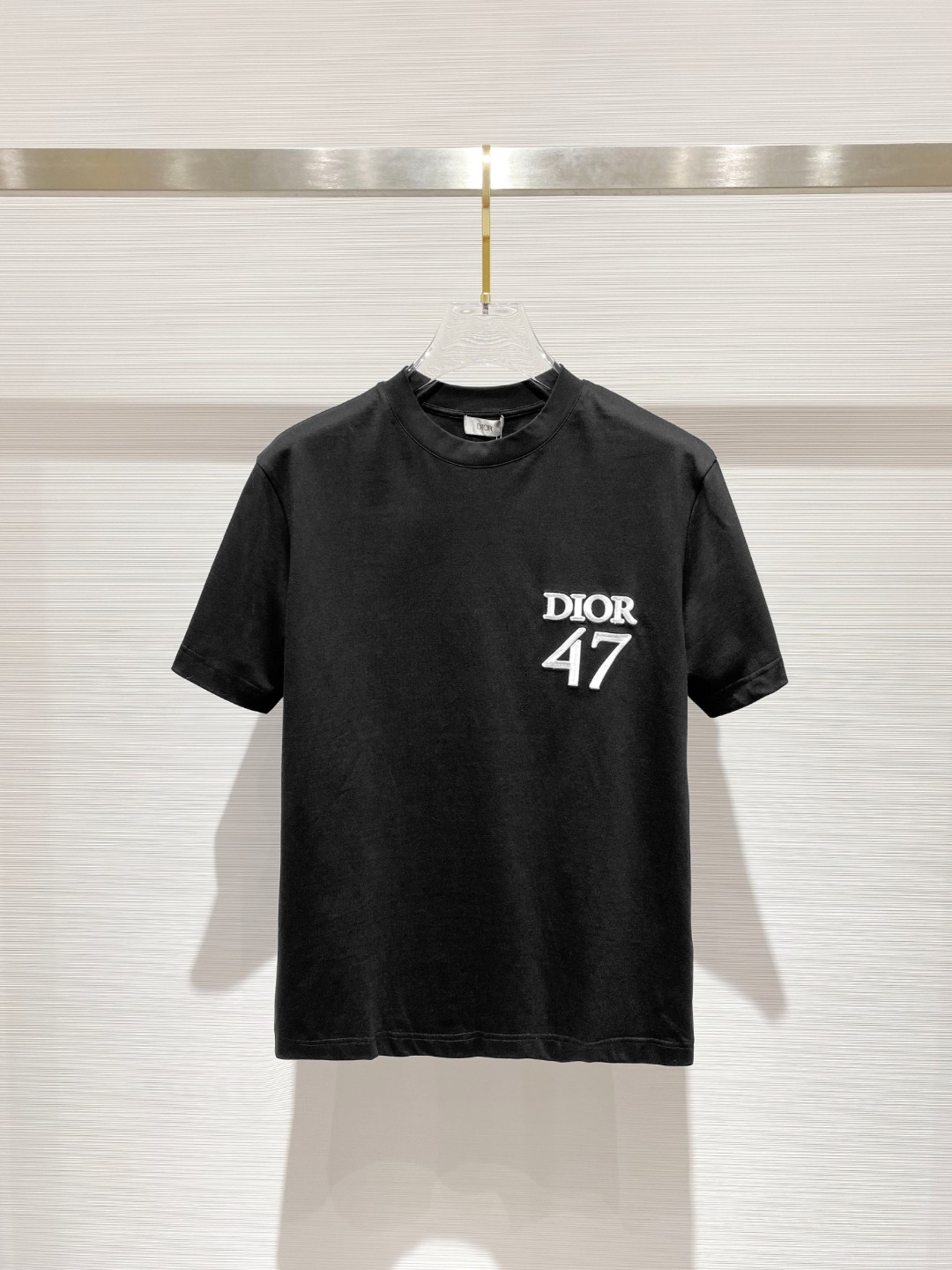 NO:479014,Dio* 2025ss Spring and Summer New Cotton Round Neck Short-Sleeve T-shirt Heavy Industry Embroidery Craft Top-grade Mercerized Cotton Fabric Customization Standard Style Black White Two Colors Men and Women Same Model Number S M L XL XXL,,dior,T-shirt,tees,t-shirt,alexander wang19860909Dio* 2025ss春夏新款棉质圆领短袖T恤 胸前重工刺绣工艺 顶级丝光棉面料定制 标准版型 黑 白 两色 男女同款 码数S M L XL XXL,,dior,T-shirt,tees，t-shirt,alexander wang,Men's clothing