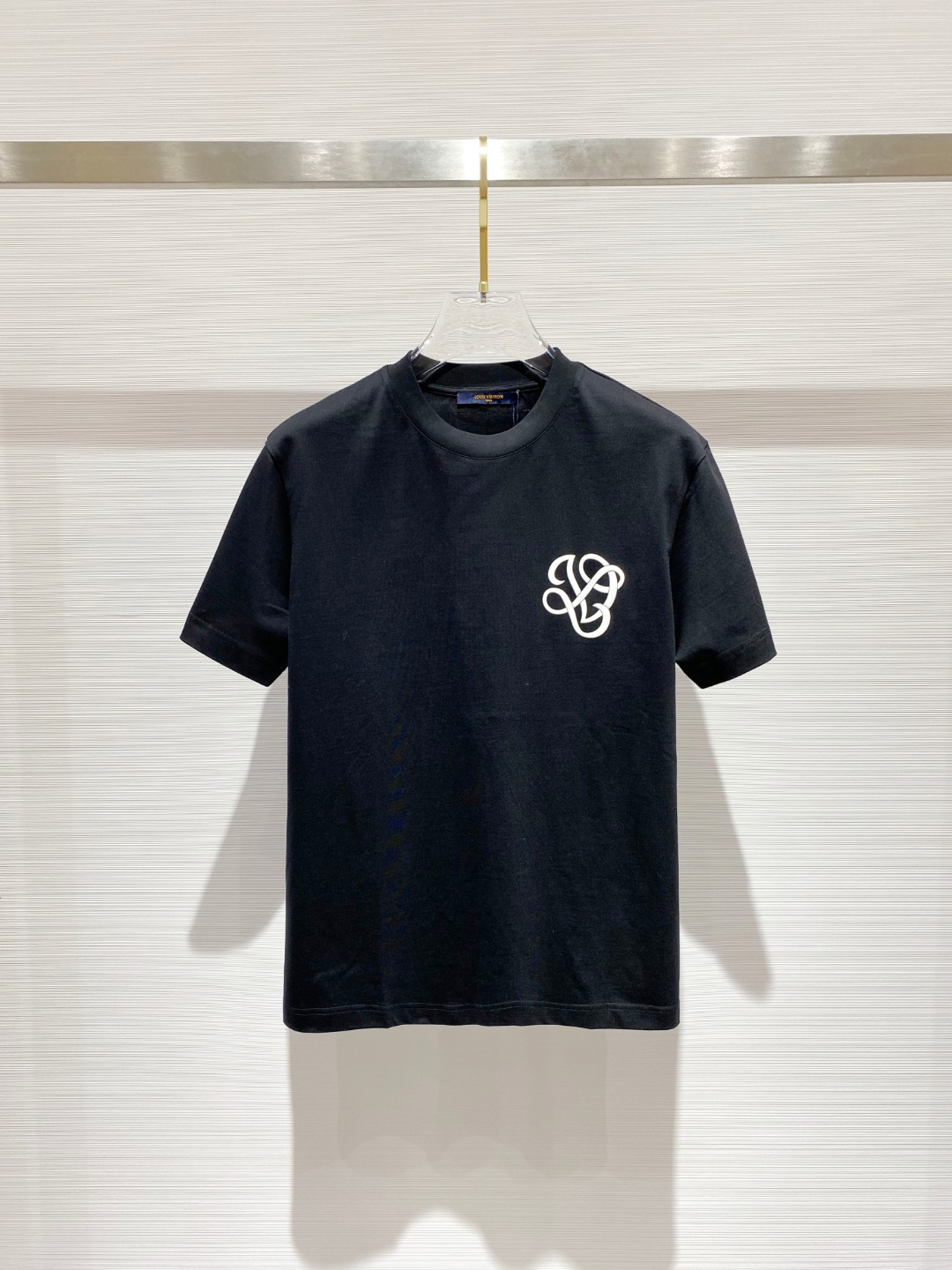 NO:479020,LV 2025 early spring new men and women's short-sleeved T-shirt,!  Customized exclusive pure cotton fabric, customized original craft threads, and chest heavy-work letter logo craft design!  Simple and generous, calm and versatile, extremely high-end, perfectly integrated with fashion and style, a top fashionable style that perfectly suits the outside wear!  The overall feeling is natural!  The ultimate classic versatile short-sleeved T-shirt is designed with the latest three-dimensional letter logo pattern elements!  The ultimate perfection of heavy industry!  Fans who pursue high quality are please buy them by themselves, and all fans who know the goods are invited to appreciate this model together!  !  Size S-2XL S S S Shoulder Width 46 Bust 102 Clothes 66 Sleeve length 22 M Sleeve width 47 Bust 106 Clothes 67 Sleeve length 23 L Sleeve width 48 Bust 110 Clothes 68 Sleeve length 24 XL Sleeve width 49 Bust 114 Clothes 69 Sleeve length 25 2XL Sleeve width 50 Bust 116 Clothes 70 Sleeve length 26,,louis vuitton,T-shirt,tees,t-shirt,alexander wang19860909LV 2025早春新款男女同款短袖T恤,！定制专属纯棉面料,定制原版工艺螺纹,胸前重工字母logo工艺设计！简约大方,从容百搭,档次极高,完美融入时尚还有风情感一款完美符合外穿的顶尖时髦气质款！整体给人浑然天成的感觉！极致经典的百搭型短袖T恤,采用最新的立体字母logo图案元素设计！极致的重工极致的完美！追求高品质的粉丝们请自行抢购,诚邀所有识货的粉丝一同鉴赏此款！！ 尺码S-2XL S码肩宽46 胸围102 衣长66 袖长22 M码肩宽47 胸围106 衣长67 袖长23 L码肩宽48 胸围110 衣长68 袖长24 XL码肩宽49 胸围114 衣长69 袖长25 2XL码肩宽50 胸围116 衣长70 袖长26,,louis vuitton,T-shirt,tees，t-shirt,alexander wang,Men's clothing