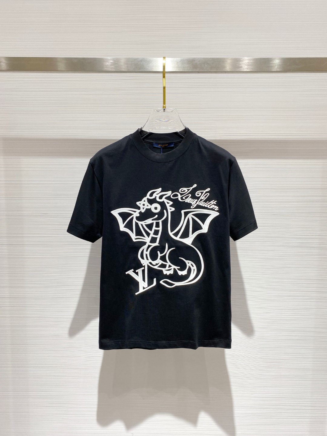 NO:479034,LV 2025 early spring new men and women's short-sleeved T-shirt,!  Customized exclusive pure cotton fabric, customized original craft threads, and chest heavy-work letter logo craft design!  Simple and generous, calm and versatile, extremely high-end, perfectly integrated with fashion and style, a top fashionable style that perfectly suits the outside wear!  The overall feeling is natural!  The ultimate classic versatile short-sleeved T-shirt is designed with the latest three-dimensional letter logo pattern elements!  The ultimate perfection of heavy industry!  Fans who pursue high quality are please buy them by themselves, and all fans who know the goods are invited to appreciate this model together!  !  Size S-2XL S S S Shoulder Width 46 Bust 102 Clothes 66 Sleeve length 22 M Sleeve width 47 Bust 106 Clothes 67 Sleeve length 23 L Sleeve width 48 Bust 110 Clothes 68 Sleeve length 24 XL Sleeve width 49 Bust 114 Clothes 69 Sleeve length 25 2XL Sleeve width 50 Bust 116 Clothes 70 Sleeve length 26,,louis vuitton,T-shirt,tees,t-shirt,alexander wang19860909LV 2025早春新款男女同款短袖T恤,！定制专属纯棉面料,定制原版工艺螺纹,胸前重工字母logo工艺设计！简约大方,从容百搭,档次极高,完美融入时尚还有风情感一款完美符合外穿的顶尖时髦气质款！整体给人浑然天成的感觉！极致经典的百搭型短袖T恤,采用最新的立体字母logo图案元素设计！极致的重工极致的完美！追求高品质的粉丝们请自行抢购,诚邀所有识货的粉丝一同鉴赏此款！！ 尺码S-2XL S码肩宽46 胸围102 衣长66 袖长22 M码肩宽47 胸围106 衣长67 袖长23 L码肩宽48 胸围110 衣长68 袖长24 XL码肩宽49 胸围114 衣长69 袖长25 2XL码肩宽50 胸围116 衣长70 袖长26,,louis vuitton,T-shirt,tees，t-shirt,alexander wang,Men's clothing