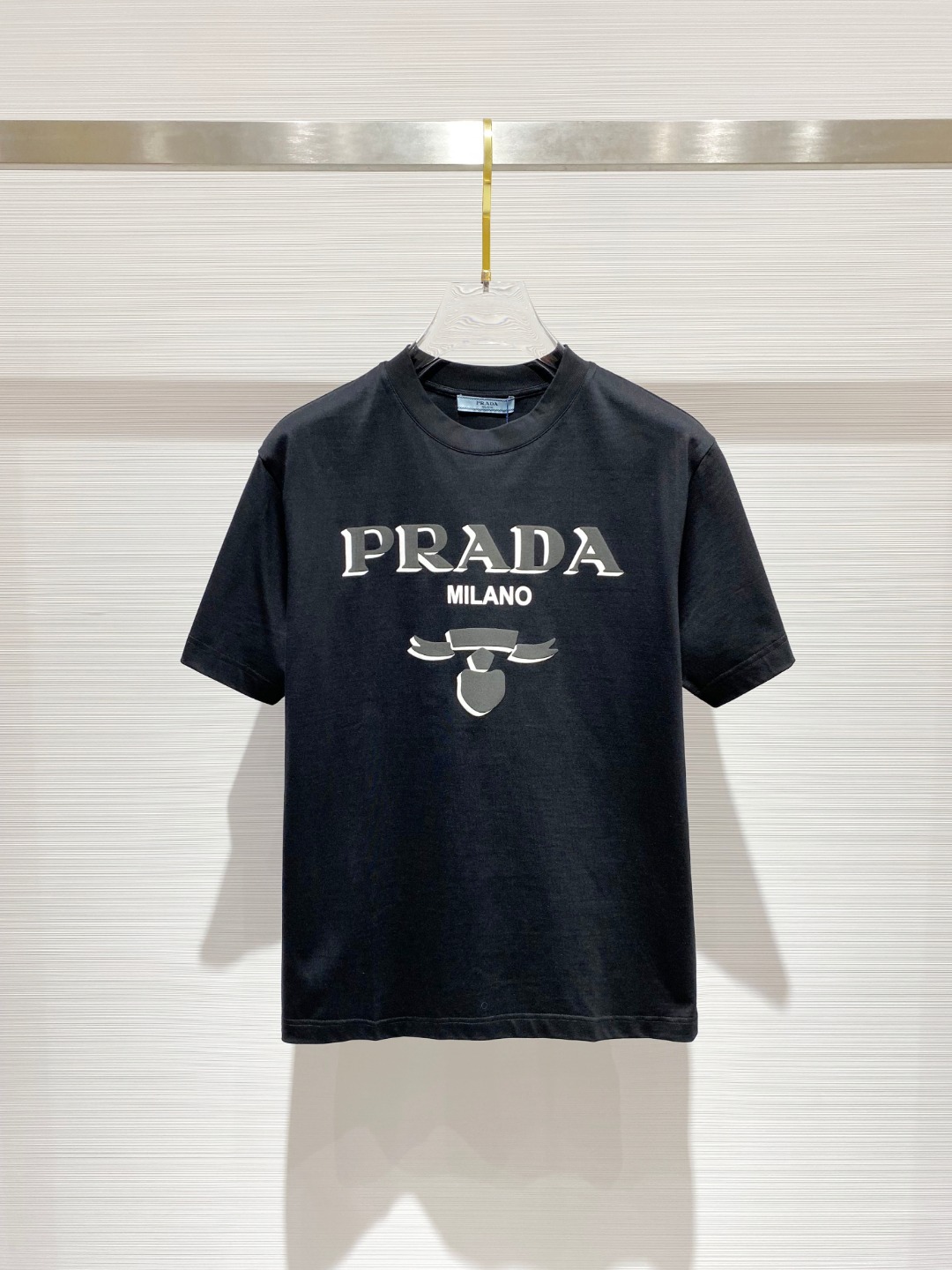 NO:479041,Prada 2025 Early Spring Latest Short-sleeved T-shirt, original logo Customized fabric, soft feel, comfortable to wear, fine workmanship. The upper body effect is invincible and handsome, size S-2xl,,prada,T-shirt,tees,t-shirt,alexander wang19860909普拉达 2025早春 最新款短袖T恤,原标 定制面料,手感柔软,穿着舒适,做工精细.上身效果无敌帅气, 码数 S-2xl,,prada,T-shirt,tees，t-shirt,alexander wang,Men's clothing