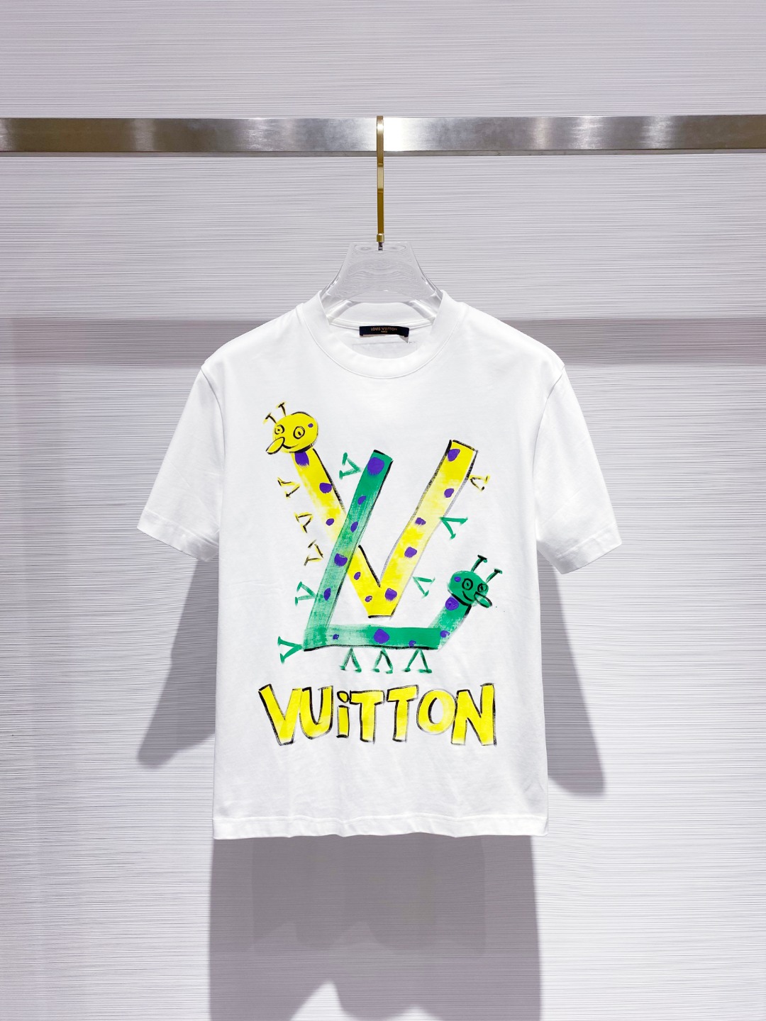 NO:479046,LV 2025 early spring new men and women's short-sleeved T-shirt,!  Customized exclusive pure cotton fabric, customized original craft threads, and chest heavy-work letter logo craft design!  Simple and generous, calm and versatile, extremely high-end, perfectly integrated with fashion and style, a top fashionable style that perfectly suits the outside wear!  The overall feeling is natural!  The ultimate classic versatile short-sleeved T-shirt is designed with the latest three-dimensional letter logo pattern elements!  The ultimate perfection of heavy industry!  Fans who pursue high quality are please buy them by themselves, and all fans who know the goods are invited to appreciate this model together!  !  Size S-2XL S S S Shoulder Width 46 Bust 102 Clothes 66 Sleeve length 22 M Sleeve width 47 Bust 106 Clothes 67 Sleeve length 23 L Sleeve width 48 Bust 110 Clothes 68 Sleeve length 24 XL Sleeve width 49 Bust 114 Clothes 69 Sleeve length 25 2XL Sleeve width 50 Bust 116 Clothes 70 Sleeve length 26,,louis vuitton,T-shirt,tees,t-shirt,alexander wang19860909LV 2025早春新款男女同款短袖T恤,！定制专属纯棉面料,定制原版工艺螺纹,胸前重工字母logo工艺设计！简约大方,从容百搭,档次极高,完美融入时尚还有风情感一款完美符合外穿的顶尖时髦气质款！整体给人浑然天成的感觉！极致经典的百搭型短袖T恤,采用最新的立体字母logo图案元素设计！极致的重工极致的完美！追求高品质的粉丝们请自行抢购,诚邀所有识货的粉丝一同鉴赏此款！！ 尺码S-2XL S码肩宽46 胸围102 衣长66 袖长22 M码肩宽47 胸围106 衣长67 袖长23 L码肩宽48 胸围110 衣长68 袖长24 XL码肩宽49 胸围114 衣长69 袖长25 2XL码肩宽50 胸围116 衣长70 袖长26,,louis vuitton,T-shirt,tees，t-shirt,alexander wang,Men's clothing
