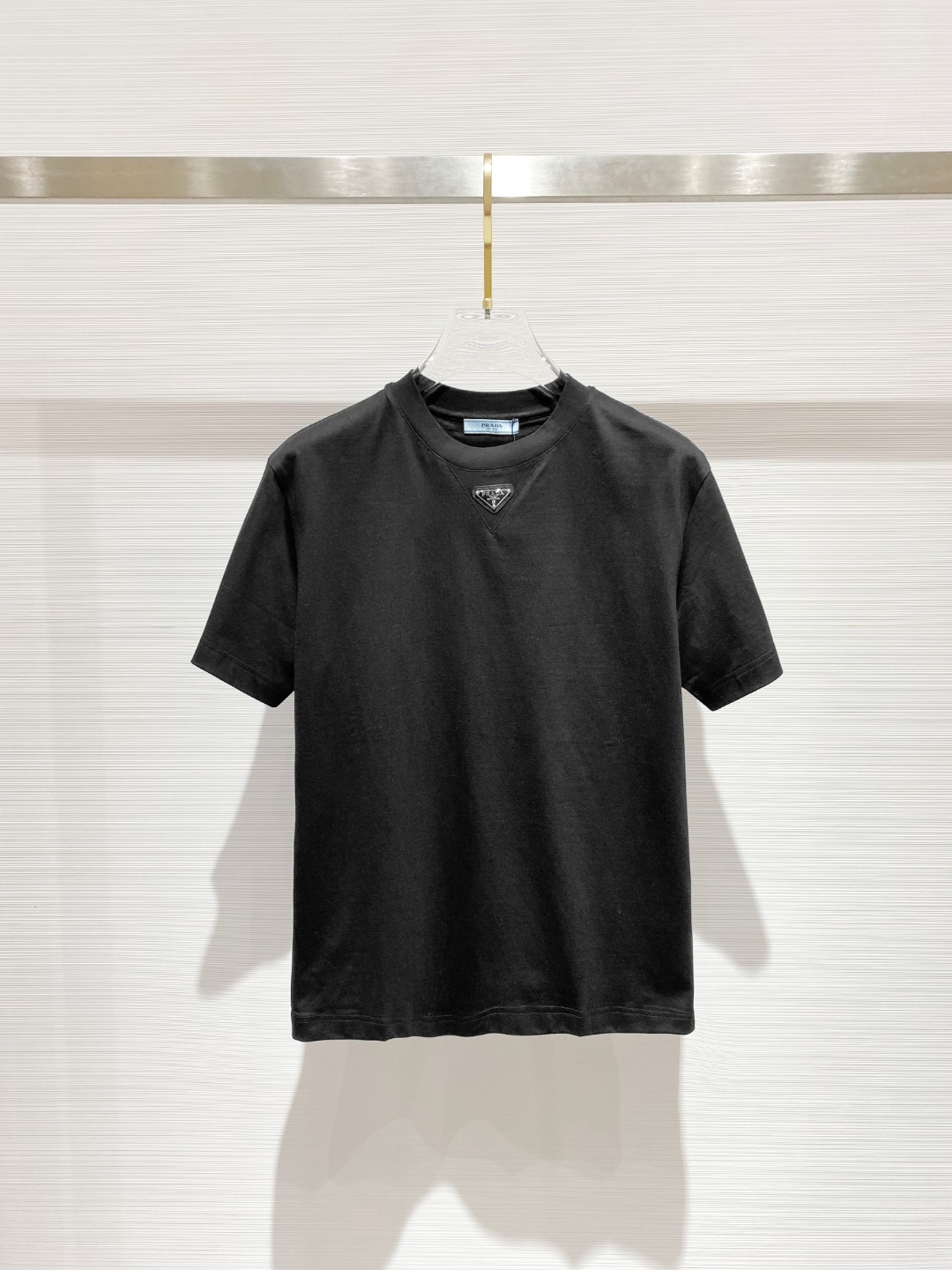 NO:479057,Prada 2025 Early Spring Latest Short-sleeved T-shirt, original logo Customized fabric, soft feel, comfortable to wear, fine workmanship. The upper body effect is invincible and handsome, size S-2xl,,prada,T-shirt,tees,t-shirt,alexander wang19860909普拉达 2025早春 最新款短袖T恤,原标 定制面料,手感柔软,穿着舒适,做工精细.上身效果无敌帅气, 码数 S-2xl,,prada,T-shirt,tees，t-shirt,alexander wang,Men's clothing