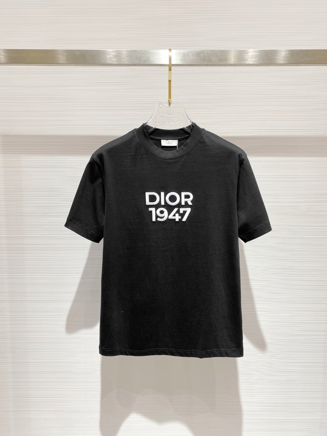 NO:479077,Dio* 2025ss Spring and Summer New Cotton Round Neck Short-Sleeve T-shirt Heavy Industry Embroidery Craft Top-grade Mercerized Cotton Fabric Customization Standard Style Black White Two Colors Men and Women Same Model Number S M L XL XXL,,dior,T-shirt,tees,t-shirt,alexander wang19860909Dio* 2025ss春夏新款棉质圆领短袖T恤 胸前重工刺绣工艺 顶级丝光棉面料定制 标准版型 黑 白 两色 男女同款 码数S M L XL XXL,,dior,T-shirt,tees，t-shirt,alexander wang,Men's clothing